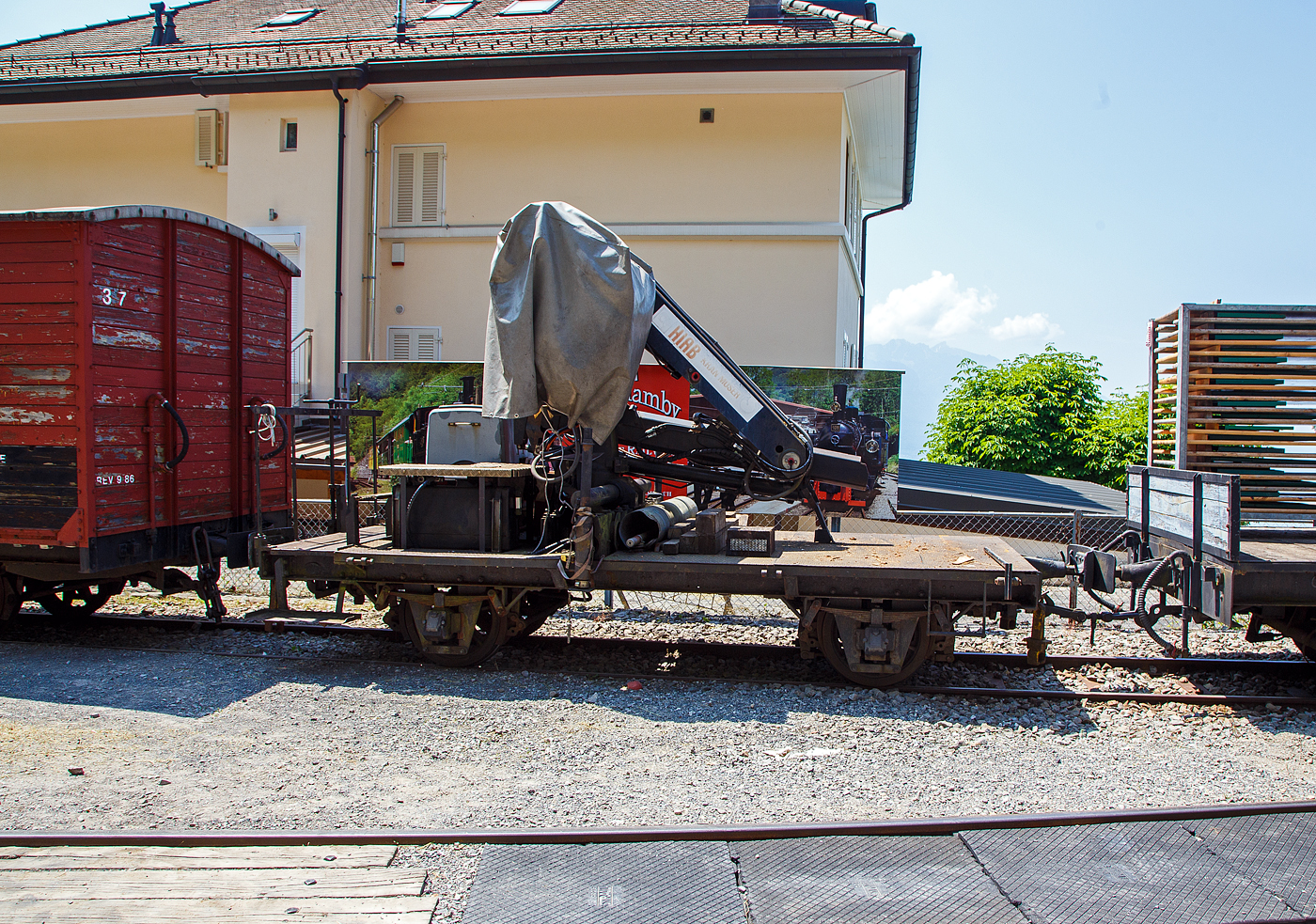 Der zweiachsige Kranwagen X52 der Museumsbahn Blonay-Chamby, ex LLB M 52 (Leuk-Leukerbad-Bahn, franzsisch Chemin de fer Loche-Loche-les-Bains), abgestellt am 27. Mai 2023 beim Bahnhof Chamby.

Der zweiachsige Wagen wurde als Flachwagen wurde 1915 von SWS Schlieren (Schweizerische Wagons- und Aufzgefabrik AG) fr die Leuk-Leukerbad-Bahn (LLB) gebaut. Nach Einstellung der Bahn 1967 ging er an die BC und wurde 2008 von der Museumsbahn B-C zum Kranwagen X52 umgebaut.
