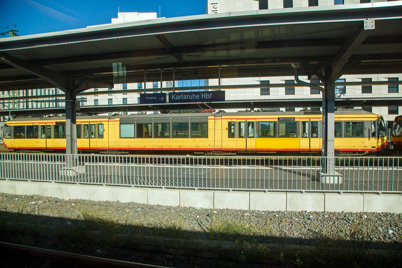 Der Zweisystem-Stadtbahn-Triebzug KVV / AVG 918 ein dreiteiliger Gelenktriebwagen Typ  Karlsruhe  bzw. ein Siemens GT8-100D/2S-M steht am 07.09.2023 im Hbf Karlsruhe. Bild aus einem ICE heraus.