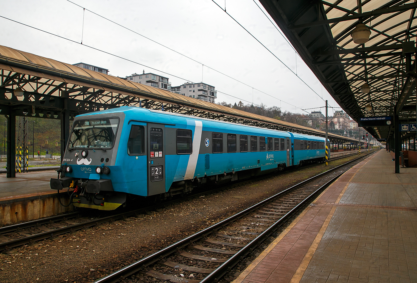 Der zweiteilige Dieseltriebzug 845 314-4 / 945 314-2 (95 54 5845 314-4 CZ-ARR / 95 54 5945 314-2 CZ-ARR) der ARRIVA vlaky s.r.o., Praha / Prag (eine Tochter der DB AG), ex DB 628 218-0 / DB 928 218-7, steht am 23.11.2022, als R21 nach Železný Brod, im Prager Hauptbahnhof (Praha hl.n.), zur Abfahrt bereit.

Der Dieseltriebzug wurde 1987 von der Düsseldorfer Waggonfabrik AG (DUEWAG) unter den Fabriknummern 88664 und 88665 gebaut und an die Deutsche Bundesbahn geliefert. Bis Februar 2019 war er, als 95 80 0628 218-9 D-DB / 95 80 0928 218-6 D-DB im Bestand der der DB Regio AG (RheinNeckar), dann wurde er an die tschechische DB-Tochter ARRIVA vlaky s.r.o. verkauft und durch Pars Nova a.s. (ab 2021 ŠKODA PARS a.s) modernisiert.

Seit 2012 wurden 43 Triebwagen an die tschechische DB-Tochter Arriva vlaky verkauft. Sie wurden in den Hausfarben Türkis (teilweise auch Hellgrün und Beige) lackiert und werden als Baureihe 845 / 945 geführt. Damit werden seit Dezember 2016 eigenwirtschaftlich Verkehre angeboten. Mit dem Gewinn von mehreren Ausschreibungen werden seit Dezember 2018 vermehrt Triebwagen erforderlich. Dafür werden weitere Triebwagen durch Pars Nova modernisiert. Sie erhalten neue Sitze, Steckdosen, eine behindertengerechte Toilette und WLAN. Neben den schon genannten Änderungen und einer zweiten Toilette hat er auch Displays an den Ausgängen zur Fahrgastinformation, und ein Abteil, von dem aus Getränke und Snacks verkauft werden. Diese Triebwagen werden als Baureihe 845.3 / 945.3 eingeordnet. 

Altere Modernisierungen der BR 845.1 und 845.2  haben noch keine behindertengerechte Toilette, welche aber bei den kommenden Renovierungen als zweite Toilette eingebaut werden soll.

TECHNISCHE DATEN:
Anzahl: 49 (21 davon als BR 845.3 / 945.3)
Hersteller: DUEWAG
Modernisierung durch Pars Nova a.s. (ab 2021 ŠKODA PARS a.s)
Spurweite: 1.435 mm (Normalspur)
Achsformel: 2’B’ + 2’2’
Länge über Kupplung:  45.400 mm (2× 22.700 mm)
Dienstgewicht: 68 t (40 t und 28 t)
Höchstgeschwindigkeit: 120 km/h
Dieselmotor: V-12 Zylinder Daimler-Benz OM 444A
Installierte Leistung: 410 kW
Leistungsübertragung: hydrodynamisch	
Kupplungstyp: Schaubkupplung
Sitzplätze: 134 (62 und 72)
