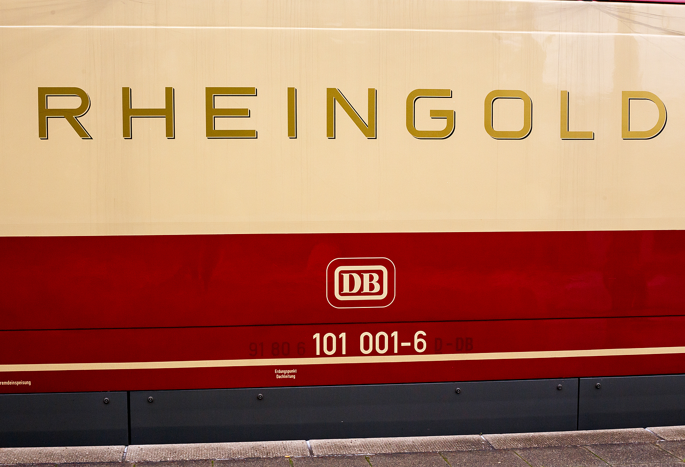 Detailbild der DB 101 001-6 „RHEINGOLD“ (91 80 6101 001-6 D-DB) vom DB Museum Koblenz (BSW—Freizeitgruppe) abgestellt am 30 Dezember 2024 beim Hauptbahnhof Köln auf dem Stumpfgleis neben dem Gleis 1 Abschnitt F und DB Casino Köln Hbf.