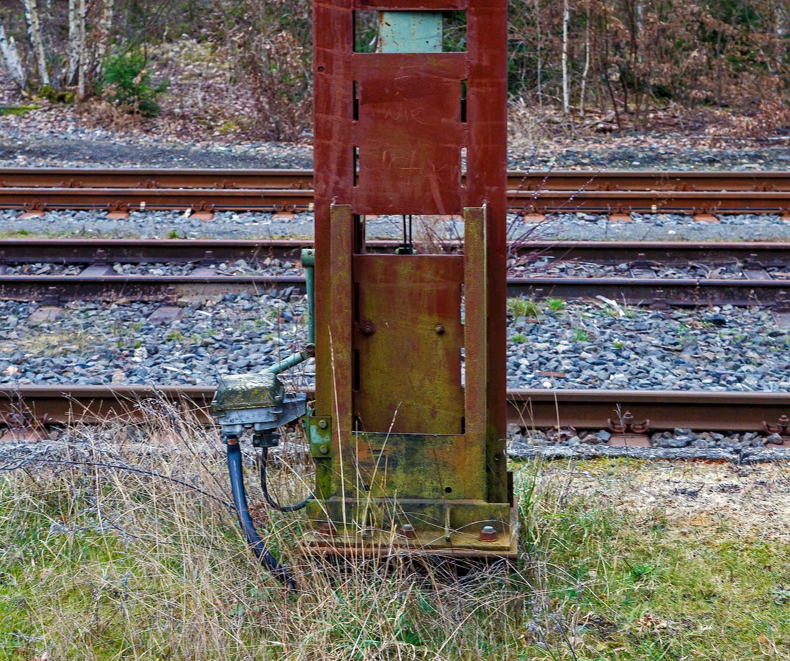 Detailbild von dem „totem Vogel“ Signal N1 (Auffahrsignal aus Richtung Betzdorf) am Gleis im Bahnhof Herdorf, hier am 04.03.2023. Man sieht dass noch die alten Seilzüge heraus schauen und einfach abgetrennt wurden.