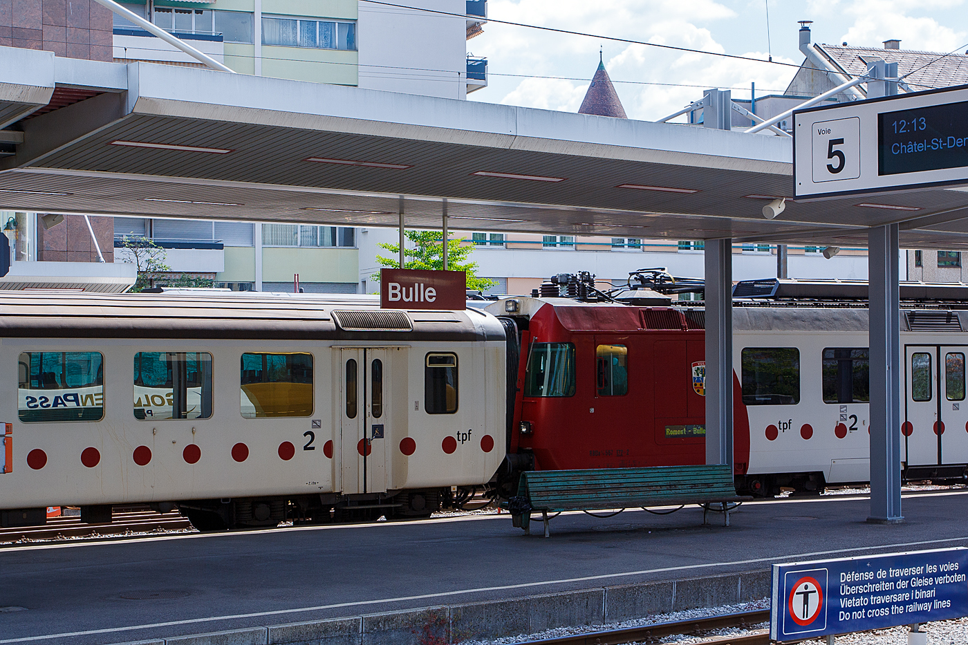 Detailbild von dem tpf RBDe 567 172-2  „Vully“, ex GMF RABDe 537 172, ex GMF RABDe 4/4 172, gekuppelt mit dem B365 am 28.05.2012 im Bahnhof Bulle. Hier sieht man gut den Übergang zwischen Triewagen und dem Wagen.