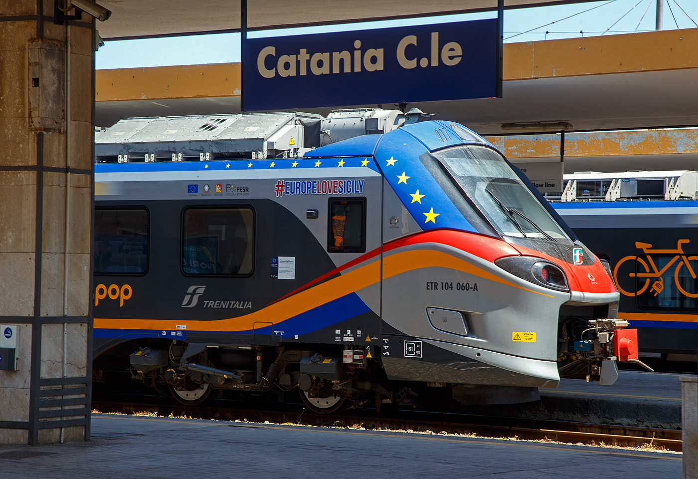 Detailbild von dem Trenitalia „pop“ ETR 104 060, ein vierteiliger Alstom Coradia Stream, am 17.07.2022 im Bahnhof Catania Centrale.