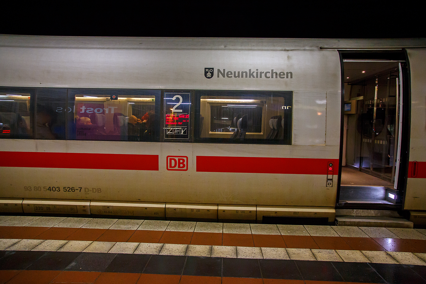 Detailbild vom ICE 3  Neunkirchen/Saar   Tz 326 (403 426-7 / 403026-8), er hat als ICE 100 (Basel SBB - Frankfurt(M) Flughafen Fernbf. – Köln Hbf - Dortmund Hbf), am 20 Februar 2017 pünktlich um 22:56 Uhr den Bahnhof Siegburg/Bonn erreicht.
