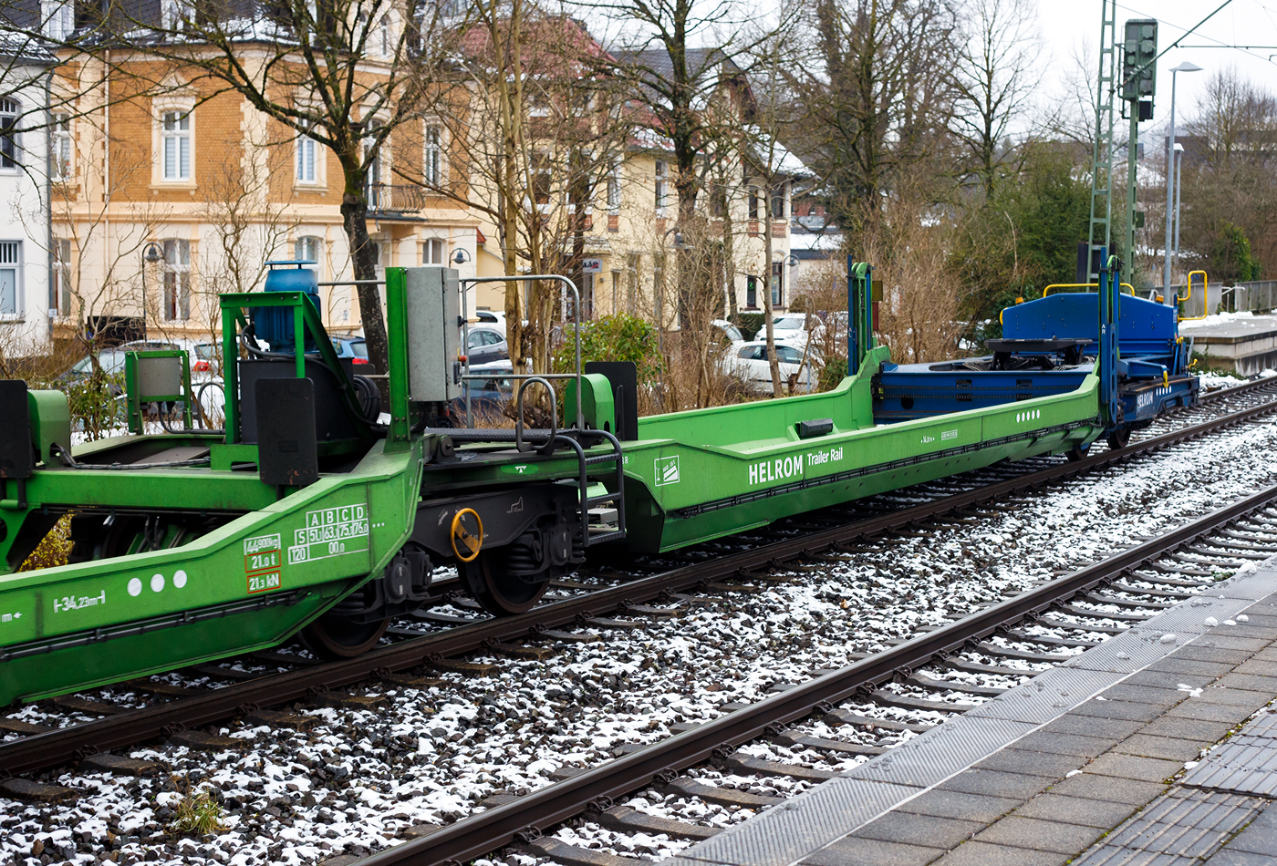 Detailbild: Leerer spezieller sechsachsiger Gelenk-Taschenwagen System HELROM der Gattung Sdmrs, 37 80 4878 014-2 D-HELR, der Helrom GmbH (Frankfurt am Main), am 10 Januar 2025 im Zugverband bei der Zugdurchfahrt in Kirchen/Sieg.