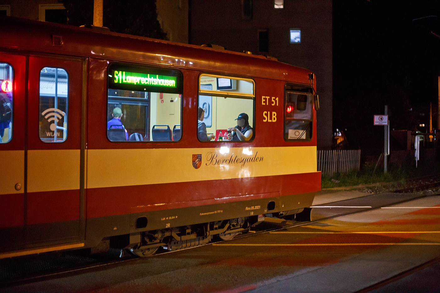 Detailbild:
Der ET 51 „Berchtesgaden“ (Baujahr 1992) der SLB - Salzburger Lokalbahn hat am späten Abend des 12.09.2022 (21 Uhr) den Lokalbahnhof Salzburg verlassen  und fährt als S1 nach Lamprechtshausen, hier überquert er gerade die Fanny-von-Lehnert-Straße (Bü).
