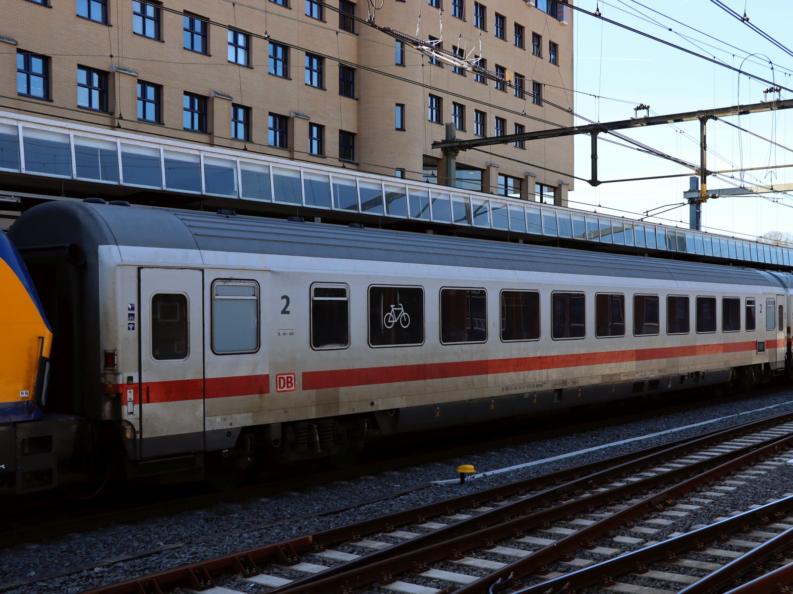 Deutsche Bahn Fernverkehr Bpmmdz285.9 Intercity Reisezugwagen 2. Klasse mit Fahrradabteil und Nummer D-DB 61 80 84-91-905-8 Gleis 2 Amersfoort Centraal, Niederlande 08-04-2025.

DB Bpmmdz285.9 intercityrijtuig 2e klasse met fietsafdeling met nummer D-DB 61 80 84-91-905-8 spoor 2 Amersfoort Centraal, Nederland 08-04-2025.