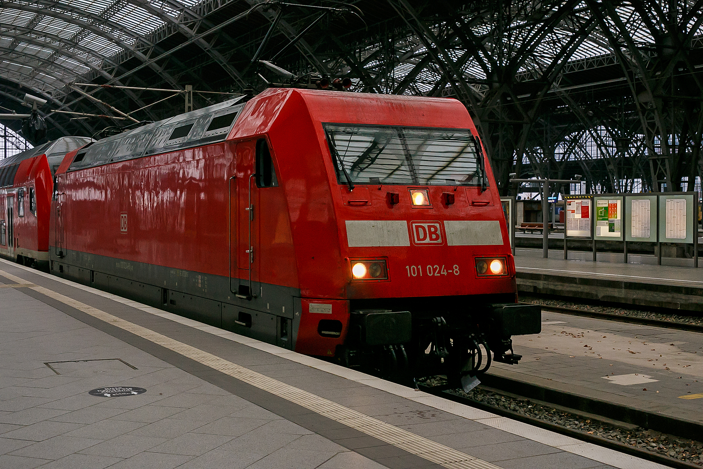 Die 101 024-8 (91 80 6101 024-8 D-DB) der DB Fernverkehr AG fährt am 06.12.2022 mit einem Doppelstockzug der DB Regio in den Hauptbahnhof Leipzig ein.

Die Lok wurde 1996 von ABB Daimler-Benz Transportation GmbH (ADtranz) in Kassel unter der Fabriknummer 33134 gebaut.
