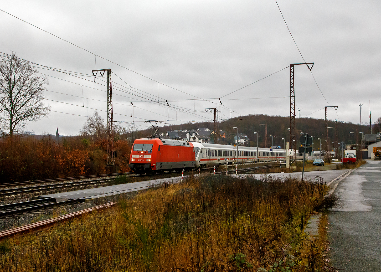 Die 101 070-1  (91 80 6101 070-1 D-DB) der DB Fernverkehr AG fährt am 23.12.2022 mit einer IC-Leergarnitur (auf Überführungsfahrt) durch Rudersdorf über die Dillstrecke (KBS 445) in Richtung Norden (Siegen).

Die Lok wurde 1996 von ABB Daimler-Benz Transportation GmbH (ADtranz) in Kassel unter der Fabriknummer 33180 gebaut.
