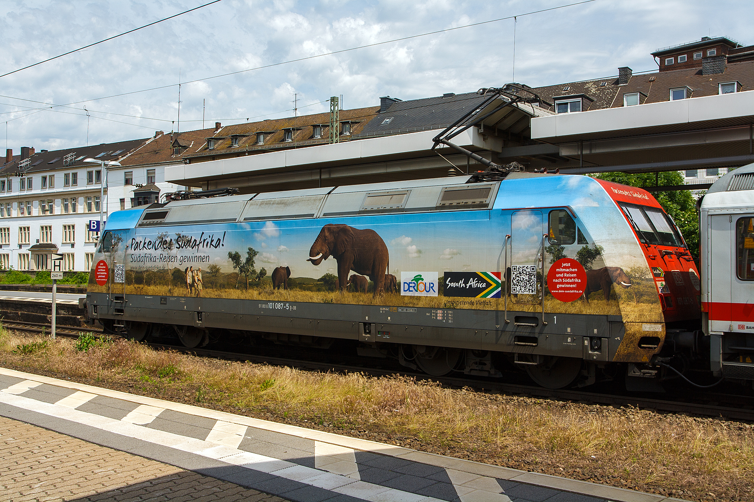 Die 101 087-5  DERTOUR - Packendes Südafrika  (91 80 60 101 087-5 D-DB) mit dem IC 2004  Bodensee  Konstanz - Koblenz – Köln - Münster - Emden Hbf, steht am 17 Juni 2013 an Gleis 3 im Hauptbahnhof Koblenz. 

Die Lok wurde 1998 bei ADtranz in Kassel unter der Fabriknummer 33197 gebaut.  
