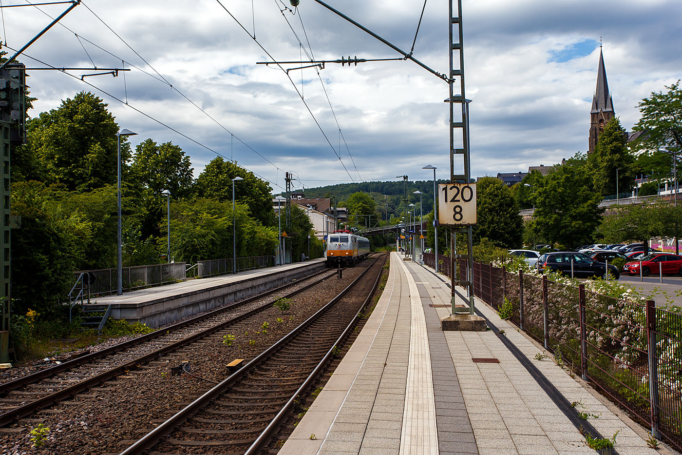 Die 111 049-3 (91 80 6111 049-3 D-GfF) der GfF - Gesellschaft f�r Fahrzeugtechnik mbH (Crailsheim) f�hrt am 02 Juli 2026 mit einem Leerzug, bestehend aus zwei ex InterRegio-Wagen der 2. Klasse mit Mehrzweckabtei (Gattung Bimdz), durch den Bahnhof Kirchen/Sieg in Richtung K�ln. Nochmals einen lieben Gru� an den freundlichen Lokf�hrer zur�ck. 

Die Lok wurde 1975 von Henschel in Kassel unter der Fabriknummer 31895 gebaut und an die Deutsche Bundesbahn geliefert. In der Lackierung gelb/wei� (wie hier) fuhr die Lok 1990 und 1991 als Lufthansa-Airport-Express die LHA-Verbindung Stuttgart–Frankfurt Flughafen. Ich finde diese Farbgestaltung steht der Lok sehr gut.  