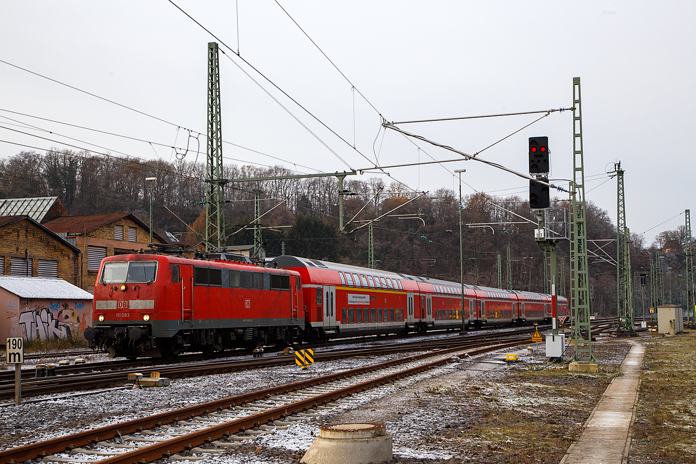 Die 111 093-1 (91 80 6111 093-1 D-DB) der DB Regio NRW erreicht am kalten 18.12.2022 (4. Advent), mit dem RE 9 (rsx - Rhein-Sieg-Express)  Aachen - Köln - Siegen, den Bahnhof Betzdorf/Sieg.

Die Lok wurde 1978 von Krupp unter der Fabriknummer 5430 gebaut, der elektrische Teil wurde von AEG unter der Fabriknummer 8972 geliefert. 
