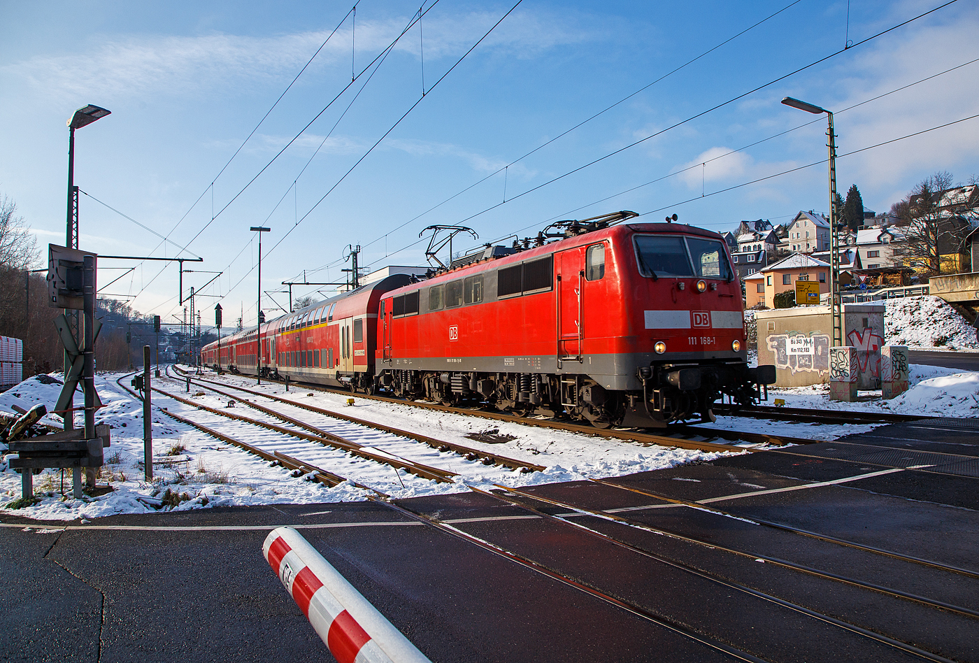 Die 111 168-1 (91 80 6111 168-1 D-DB) der DB Regio NRW rauscht am 21.01.2023 mit dem RE 9 rsx - Rhein-Sieg-Express (Aachen – Köln – Siegen), mit über 30 Minuten Verspätung, durch Niederschelden (Sieg) in Richtung Siegen.

Die Lok wurde 1980 von Henschel & Sohn in Kassel unter der Fabriknummer 32441 gebaut. Aktuell wird sie von DB Gebrauchtzug am Markt zum Kauf angeboten.
