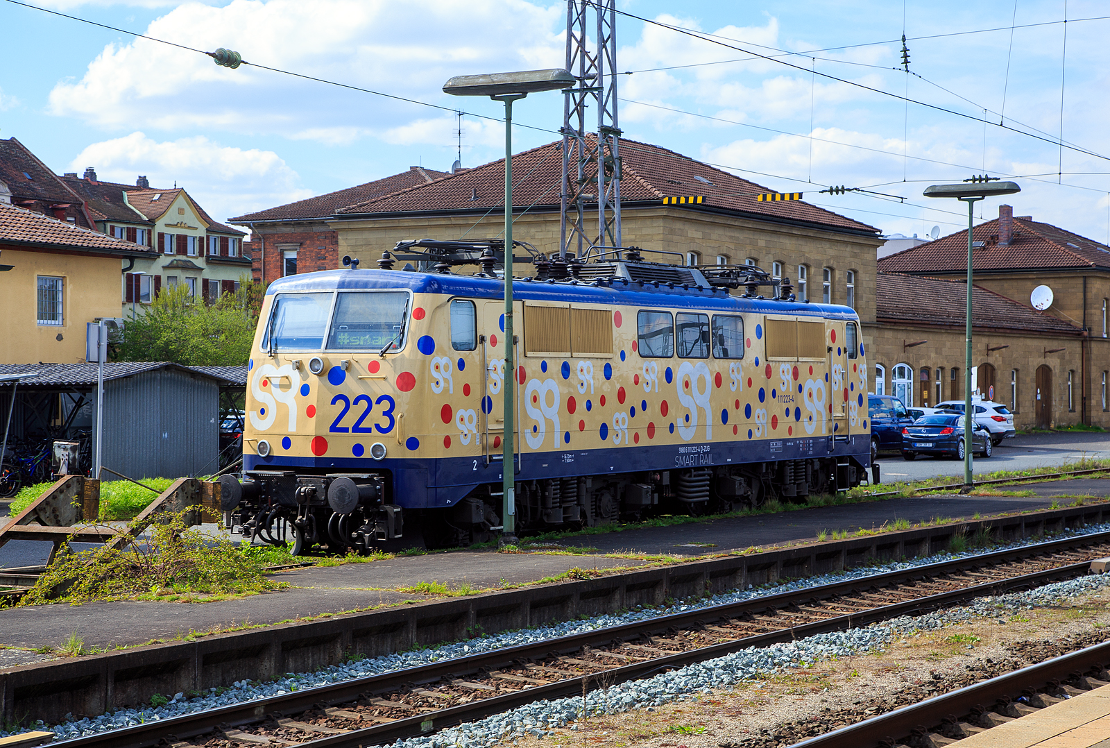 Die 111 223-4  (91 80 6 111 223-4 D-ZUG) der smart rail GmbH (München) ist am 21.04.2023 beim Bahnhof Bamberg abgestellt.

Die Lok wurde 1984 von Henschel in Kassel unter der Fabriknummer 32753 gebaut und an die Deutsche Bundesbahn geliefert. Bis 2021 war sie im Bestand der DB Regio AG.
