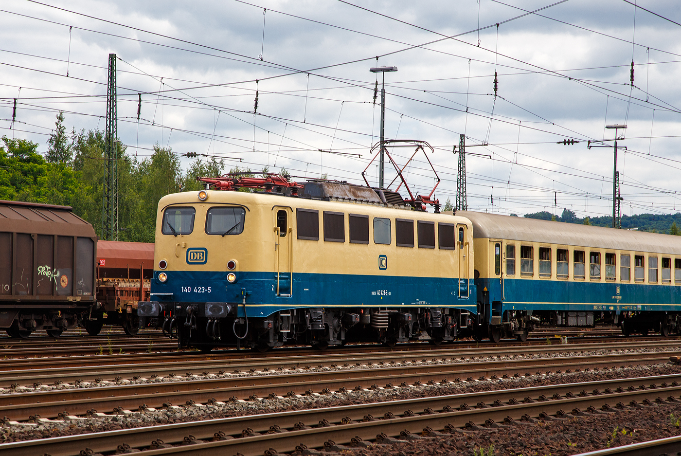 Die 140 423-5 (91 80 6140 423-5 D-DB) vom DB Museum, ex DB E 40 423, am 18.06.2017 mit Pendelzug in Koblenz-Lützel. Am 17. & 18.6.2017 fand das große Sommerfest vom DB Museum Koblenz statt.

Die E 40 wurde 1963 von Henschel in Kassel unter der Fabriknummer 30656 gebaut, der elektrische Teil ist von den Siemens-Schuckert-Werke (SSW), und als E 40 423 an die Deutsche Bundesbahn geliefert. Zum 01.01.1968 erfolgte die Umzeichnung in DB 140 423-5. Aus den aktiven Dienst schied sie 2011 aus und ging ins DB Museum Koblenz-Lützel. Dort wird die Lok in der ehemaligen Farbgebung türkis/beige erhalten und wird als Zugfahrzeug für Überführungen und Sonderzüge genutzt.

Die ab dem Jahr 1968 als Baureihe 140 geführten Loks sind technisch gesehen eine E 10.1 ohne elektrische Bremse, jedoch mit geänderter Übersetzung des Getriebes. Mit 879 Exemplaren ist die E 40 die meistgebaute Type des Einheitselektrolokprogramms der Deutschen Bundesbahn. Ihre zulässige Höchstgeschwindigkeit betrug am Anfang entsprechend ihrem vorgesehenen Einsatzgebiet im mittelschweren Güterzugdienst 100 km/h, diese wurde im Juni 1969 jedoch auf 110 km/h erhöht, um die Züge zu beschleunigen und die Loks auch besser im Personen-Berufsverkehr einsetzen zu können.

TECHNISCHE DATEN:
Spurweite: 1.435 mm (Normalspur)
Achsanordnung: Bo´Bo´
Länge über Puffer: 16.440 mm
Drehzapfenabstand: 7.900 mm
Achsstand in den Drehgestellen: 3.400 mm
Gesamtachsstand: 11.300 mm
Treibrad-Durchmesser: 1.250 mm
Dienstgewicht:  86,4t
Achslast: 21,5t
Zulässige Höchstgeschwindigkeit: 110 Km/h (Anfangs 100 km/h)
Stromsystem: Einphasen-Wechselstrom 15 000 V, 16 ²/³ Hz
Nennleistung: 3.700 kW (5.032 PS)
Zugkraft: 336 kN
Anzahl Fahrmotoren:  4
Fahrmotor-Typ: SSW WB 372
Antrieb: Gummiringfeder
Nennleistung Trafo: 4040 kVA
Anzahl Fahrstufen:  28
