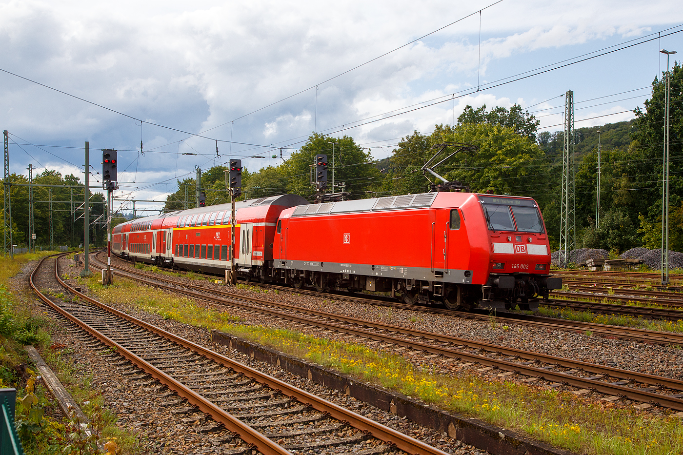 Die 146 002-1 (91 80 6146 002-1 D-DB) der DB Regio NRW schiebt den RE 9 (rsx - Rhein-Sieg-Express) Au/Sieg – Köln – Aachen am 27.08.2023 vom Bahnhof Au/Sieg in Richtung Köln.