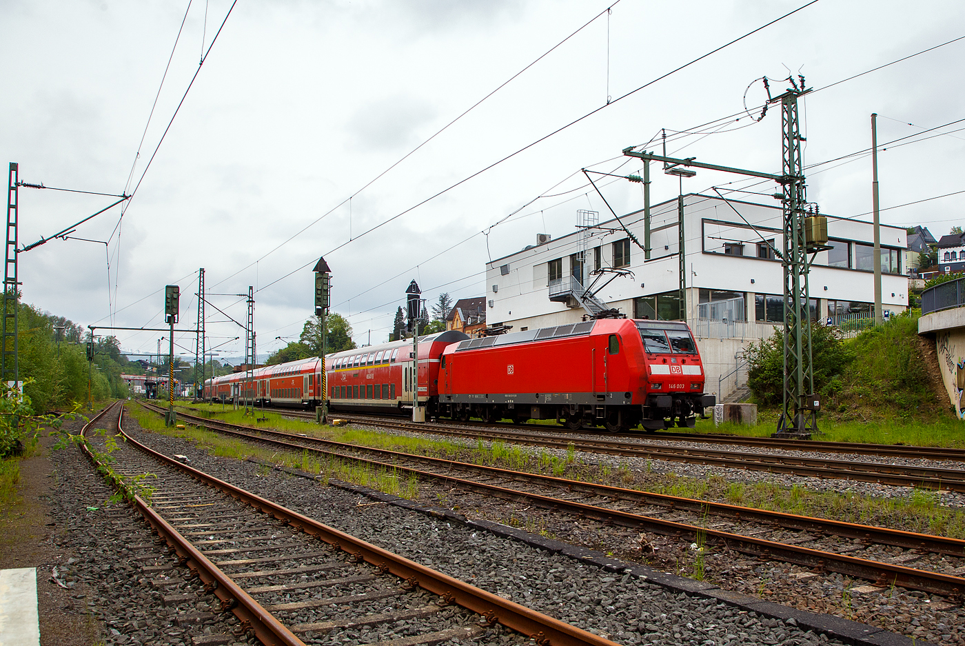 Die 146 003-9 (91 80 6146 003-9 D-DB) der DB Regio NRW schiebt den RE 9 rsx - Rhein-Sieg-Express (Siegen – Köln – Aachen) Steuerwagen voraus am 11.05.2023 durch Niederschelden in Richtung Betzdorf (Sieg).

Die TRAXX P160 AC1 wurde 2001 von ABB Daimler-Benz Transportation GmbH in Kassel unter der Fabriknummer 33810 gebaut.