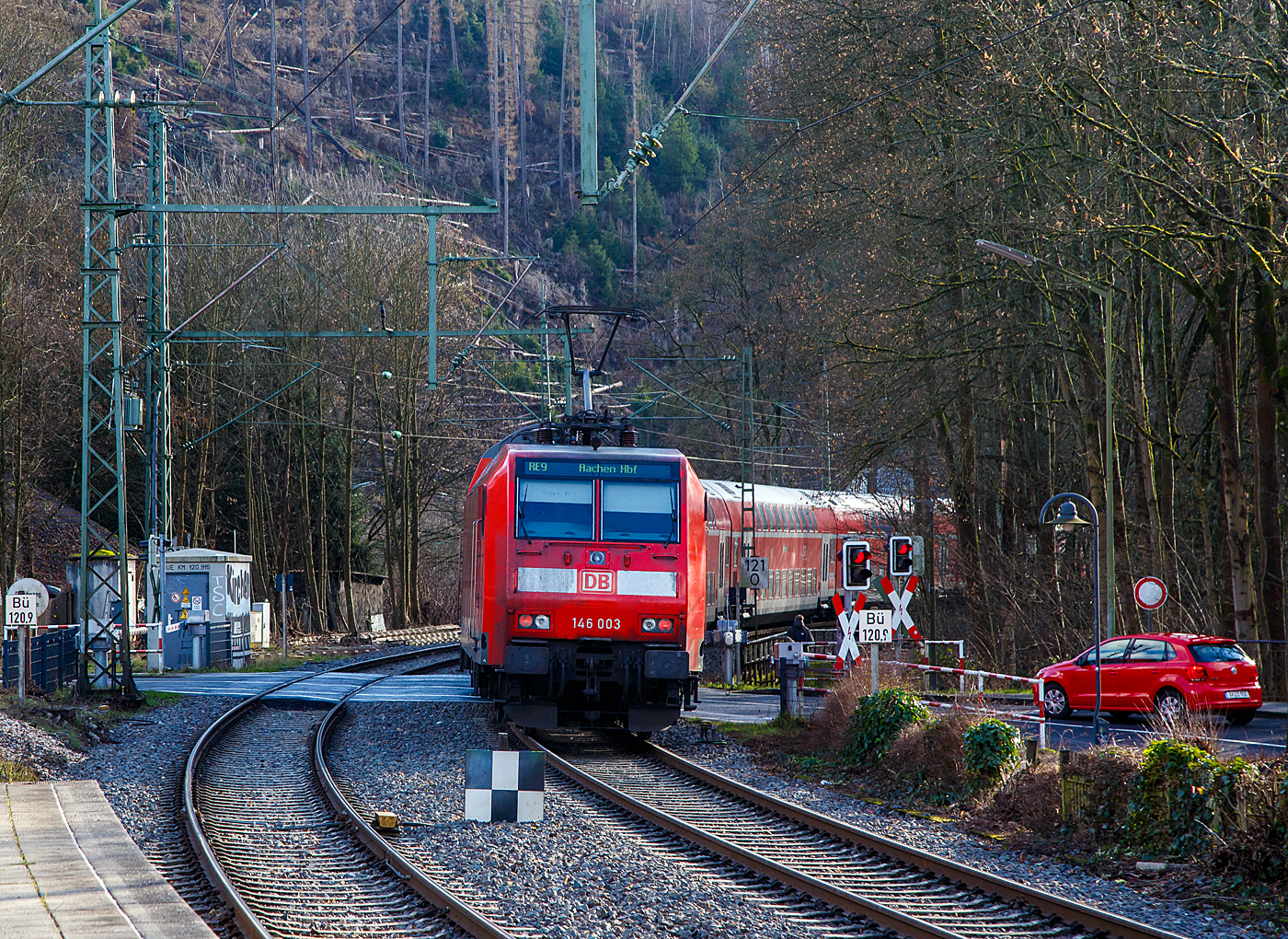 Die 146 003-9 (91 80 6146 003-9 D-DB) der DB Regio NRW schiebt den RE 9 rsx - Rhein-Sieg-Express (Siegen – Köln – Aachen) am 17.01.2023 vom Bahnhof Kirchen (Sieg) Steuerwagen voraus weiter in Richtung Betzdorf.

Die TRAXX P160 AC1 wurde 2001 von ABB Daimler-Benz Transportation GmbH in Kassel unter der Fabriknummer 33810 gebaut.
