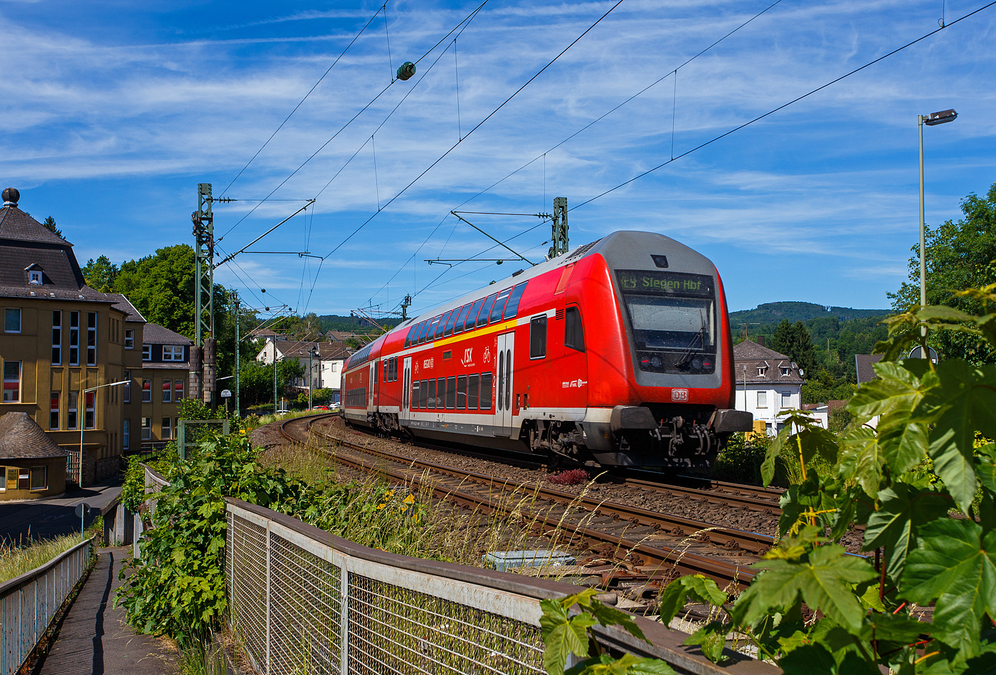 Die 146 003-9 (91 80 6146 003-9 D-DB) der DB Regio NRW hat am 28 Mai 2026 mit dem RE 9 rsx - Rhein-Sieg-Express (Aachen – K�ln – Siegen) den Bahnhof Kirchen/Sieg verlassen und f�hrt weiter in Richtung Siegen.