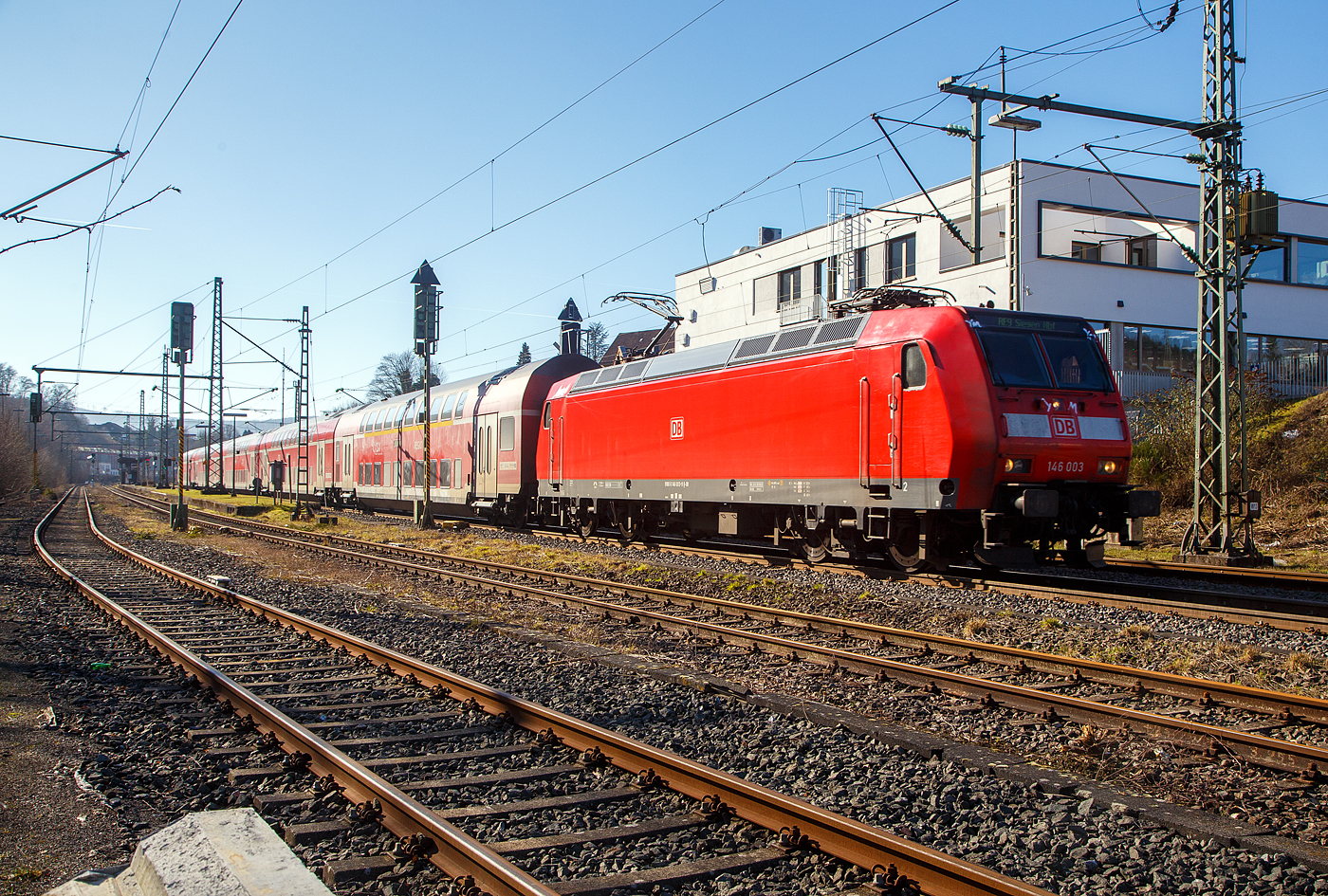 Die 146 003 (91 80 6146 003-9 D-DB) der DB Regio NRW fährt am 14.02.2023, mit dem RE 9 (rsx - Rhein-Sieg-Express) Aachen - Köln - Siegen, durch Niederschelden in Richtung Siegen.

Die TRAXX P160 AC1 wurde 2001 von ABB Daimler-Benz Transportation GmbH in Kassel unter der Fabriknummer 33810 gebaut.