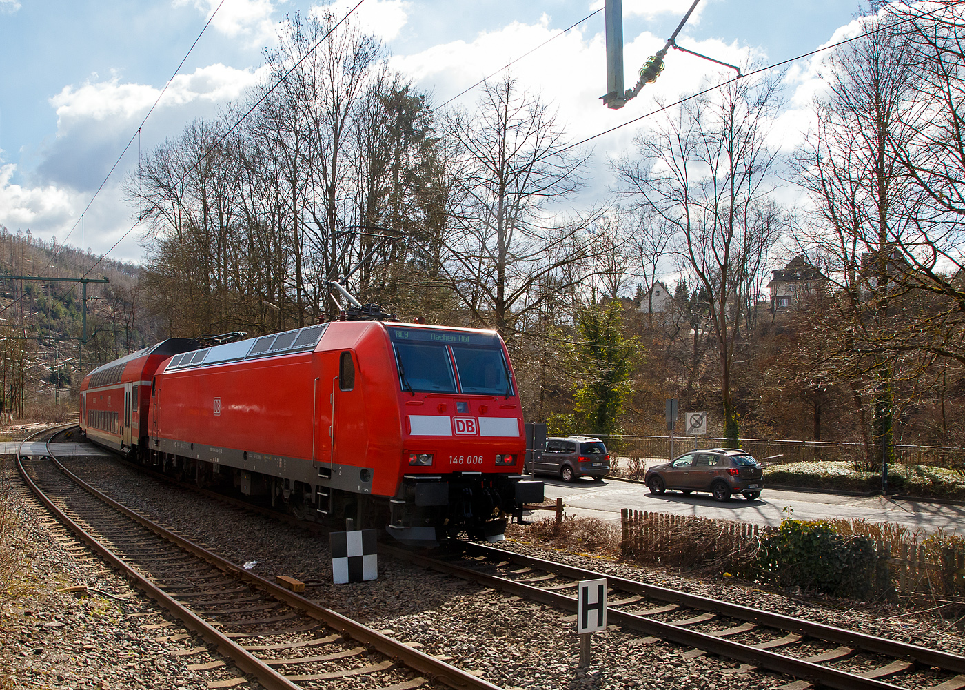 Die 146 006-2 (91 80 6146 006-2 D-DB) der DB Regio NRW schiebt, den RE 9 - Rhein Sieg Express (RSX) Siegen - Köln – Aachen am 19.03.2021 Steuerwagen voraus Kirchen (Sieg) weiter in Richtung Betzdorf. 