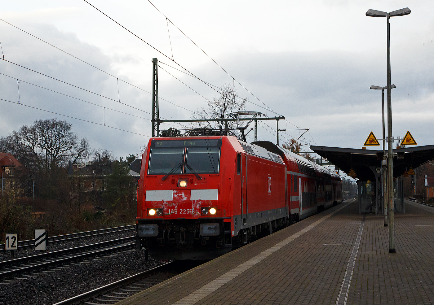 Die 146 225-9 (91 80 6146 225-8 D-DB) der DB Regio AG Südost, mit drei Doppelstock-Wagen, verlässt am 07.12.2022 als S 2 (Dresden Flughafen – Pirna) der S-Bahn Dresden den Bahnhof Dresden-Strehlen in Richtung Pirna.

Die Die TRAXX P160 AC2 wurde 2006 von Bombardier Transportation GmbH in Kassel unter der Fabriknummer 34076 gebaut.

Die S-Bahn Dresden ist ein wesentlicher Teil des Angebots im Öffentlichen Personennahverkehr in Dresden und im Ballungsraum Dresden. Sie wird im Auftrag des Verkehrsverbundes Oberelbe (VVO) von der DB Regio Südost mit derzeit vier Linien auf einem Streckennetz von 166 Kilometern Länge betrieben. 

Eingesetzt werden Lokomotiven bespannte Doppelstock-Wendezüge. Alle Züge verfügen über die 1. und 2. Wagenklasse. Außerdem sind sie, wie bei S-Bahn-Betrieben der Deutschen Bahn AG üblich, als „S-Bahn Dresden“ gekennzeichnet. Der Einsatz von Doppelstockwagen bei einer S-Bahn ist ungewöhnlich, da der Fahrgastwechsel bei einstöckigen Wagen im üblichen etwas schneller vonstattengeht.

Ab 16. Juli 2007 wurden schrittweise 53 neue Doppelstockwagen (13 Steuer- und 40 Mittelwagen) durch das Görlitzer Bombardier-Werk geliefert, die auf den Linien S 1 und S 3 zum Fahrplanwechsel am 9. Dezember 2007 die alten Doppelstockwagen ersetzten. Das Investitionsvolumen der bis zu 160 km/h schnellen Wagen belief sich auf 72 Millionen Euro.
 
Die Lokomotiven entstammen den Baureihen 143, 146.0 und 146.2. Der zwischenzeitliche Einsatz der Baureihe 182 endete im Dezember 2015. Zum Fahrplanwechsel im Dezember 2018 verfügte die S-Bahn Dresden über 20 Doppelstockwagen des Baujahrs 2003 und 53 Doppelstockwagen des Baujahrs 2007.

Das Netz der S-Bahn Dresden umfasst eine jährliche Leistung von 3,1 Millionen Zugkilometern. Es besteht aus folgenden Linien:
S 1 Meißen-Triebischtal – Coswig – Radebeul Ost – Dresden-Neustadt – Dresden Hbf – Heidenau  Pirna – Bad Schandau – Schöna
S 2 Dresden Flughafen – Dresden-Neustadt – Dresden Hbf (– Heidenau – Pirna)
S 3 Dresden Hbf – Freital-Hainsberg – Tharandt (– Klingenberg-Colmnitz – Freiberg)
S4 Dresden Hbf – Dresden-Neustadt – Radeberg – Pulsnitz – Kamenz