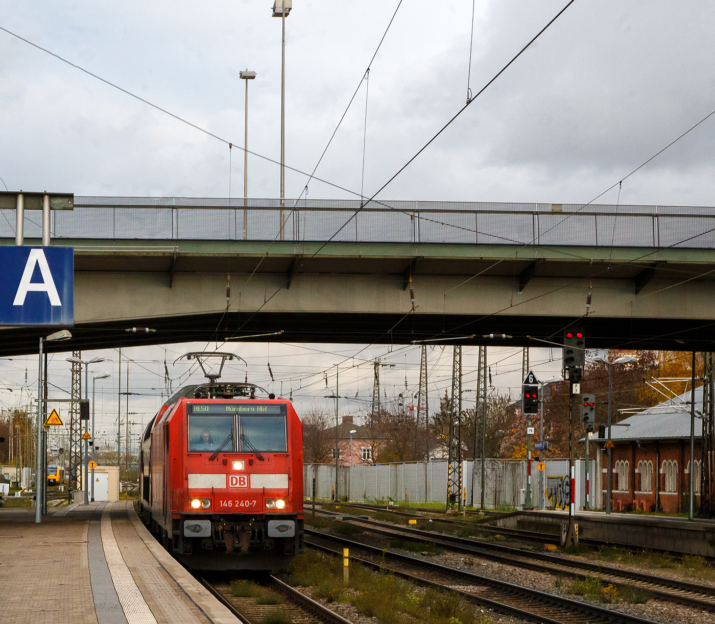 Die 146 240-7 (91 80 6146 240-7 D-DB) der DB Regio Bayern erreicht am 24.11.2022, mit dem RE 50 (Mnchen – Regensburg – Nrnberg), den Hauptbahnhof Regensburg.

Die Die TRAXX P160 AC2 wurde 2005 von Bombardier Transportation GmbH in Kassel unter der Fabriknummer  34066 gebaut.
