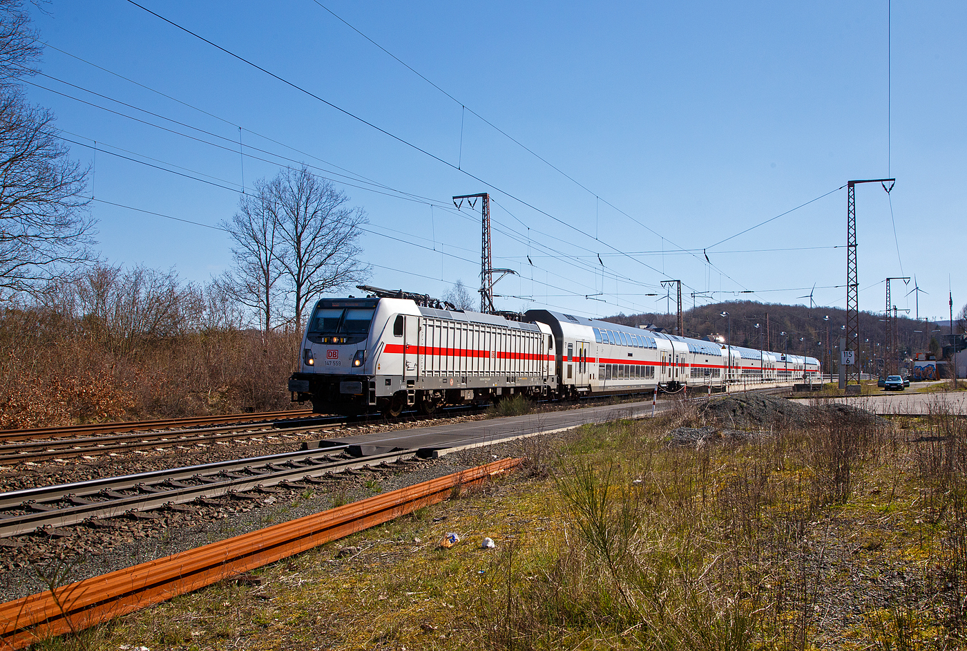 Die 147 559-9 (91 80 6147 559-9 D-DB – IC 4885) der DB Fernverkehr AG fährt am 04.04.2023, mit dem IC 2320 Frankfurt(Main)Hbf - Siegen - Dortmund Hbf (ab Dillenburg auch RE 34 „Dortmund-Siegerland-Express“), durch Rudersdorf (Kreis Siegen) in Richtung Siegen.
