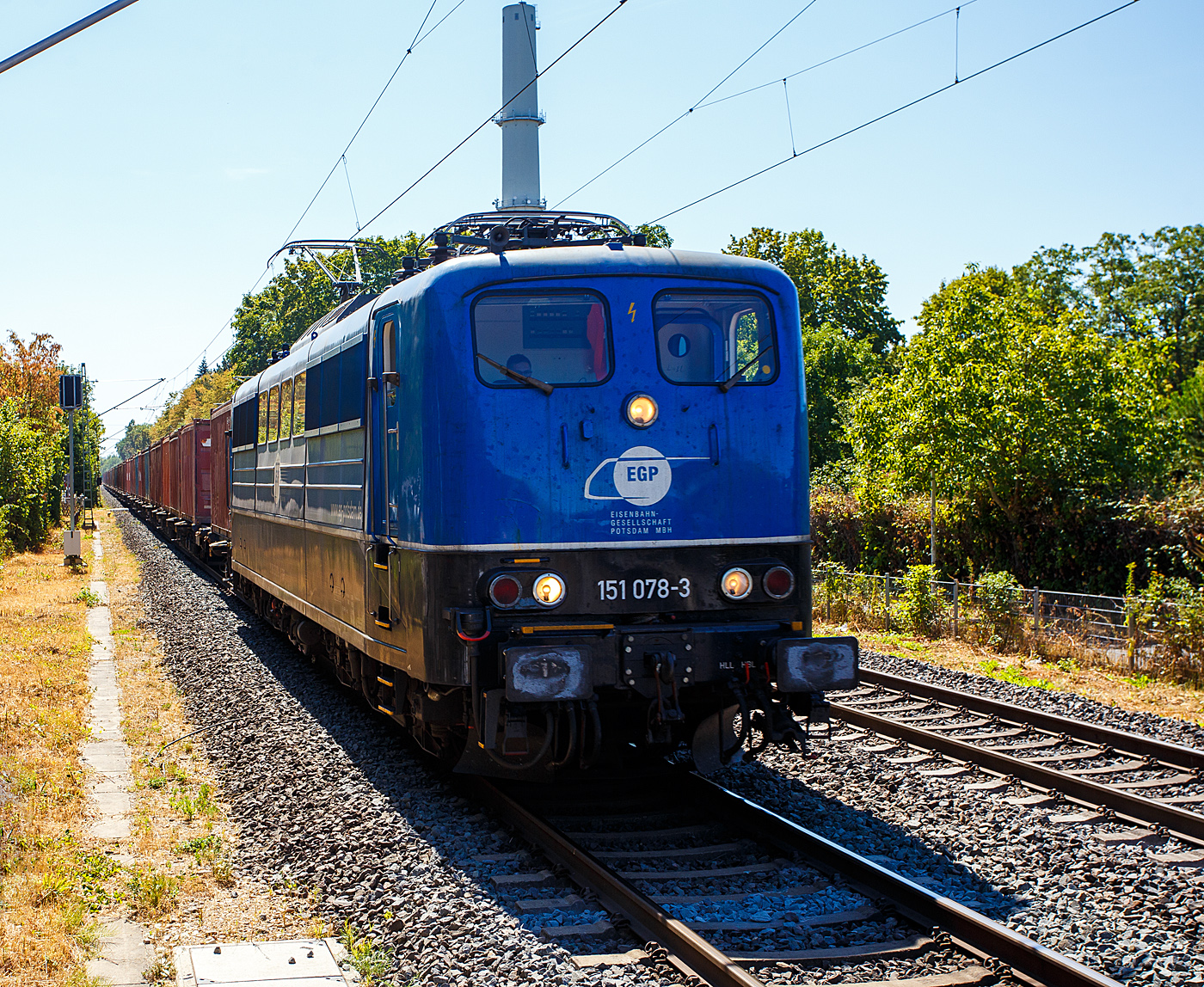 Die 151 078-3 (91 80 6151 078-3 D-EGP) der EGP - Eisenbahngesellschaft Potsdam mbH f�hrt am 12 August 2026, mit einem Containerzug, durch den Bahnhof Bonn UN Campus in Richtung K�ln.

Die Lok wurde 1975 von der Friedrich Krupp AG in Essen unter der Fabriknummer 5328 gebaut und an die Deutsche Bundesbahn geliefert. Nach der Ausmusterung bei der DB Schenker Rail Deutschland AG im November 2014 ging die Lok an die ENON Gesellschaft mbH & Co. KG in Putlitz, zu der seit 2010 die EGP - Eisenbahngesellschaft Potsdam geh�rt. 