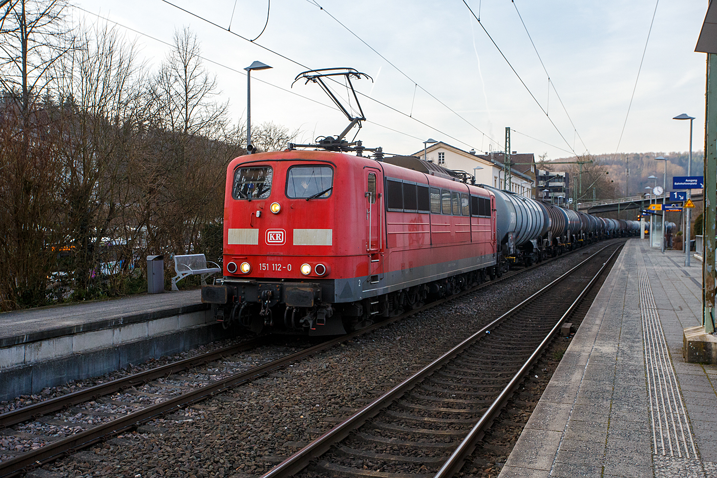 Die 151 112-0 (91 80 6151 112-0 D-KRL) der KonRail GmbH (Weisenheim am Berg) fährt am 22 Januar 2026, mit einem Kesselwagenzug (laut Warntafeln 33/1268 beladen mit Erdöldestillaten N.A.G), durch den Bahnhof Kirchen/Sieg in Richtung Köln.

Nochmals einen lieben Gruß zurück.

Die 151 112-0 wurde 1975 von der Krauss-Maffei AG in München-Allach unter der Fabriknummer 19736 gebaut, der elektrische Teil ist von Siemens. Zum 01.01.2017 wurden je 100 sechsachsige elektrische Altbau-Lokomotiven der Baureihen 151 und 155 an den Lokvermieter Railpool verkauft, so auch diese. Im November 2024 wurde die Lok von der Railpool an die KonRail GmbH verkauft, wo sie hoffentlich noch einige Jahre gut fährt. 
