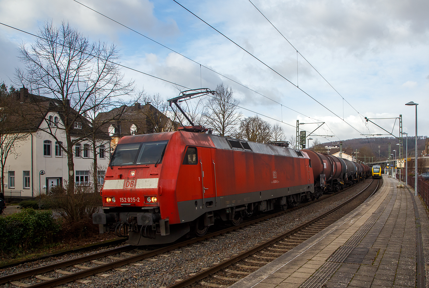 Die 152 035-2 der DB Cargo AG fährt am 04.02.2023 mit einem Heizöl oder Diesel Kesselwagenzug durch den Bahnhof Kirchen (Sieg) in Richtung Köln, während rechts der VT 202 ABbp (95 80 0640 102-9 D-HEB) ein Alstom Coradia LINT 27 der (Hessische Landesbahn), als RB 90 (Umlauf 61718)  Westerwald-Sieg-Bahn  (Westerburg - Altenkirchen - Au/Sieg - Betzdorf - Siegen) hält.

Die SIEMENS ES64F wurde 1998 bei Krauss Maffei (heute SIEMENS Mobilitiy, wobei Siemens schon die elektrische Ausrüstung lieferte) in München-Allach unter der Fabriknummer 20162 gebaut.