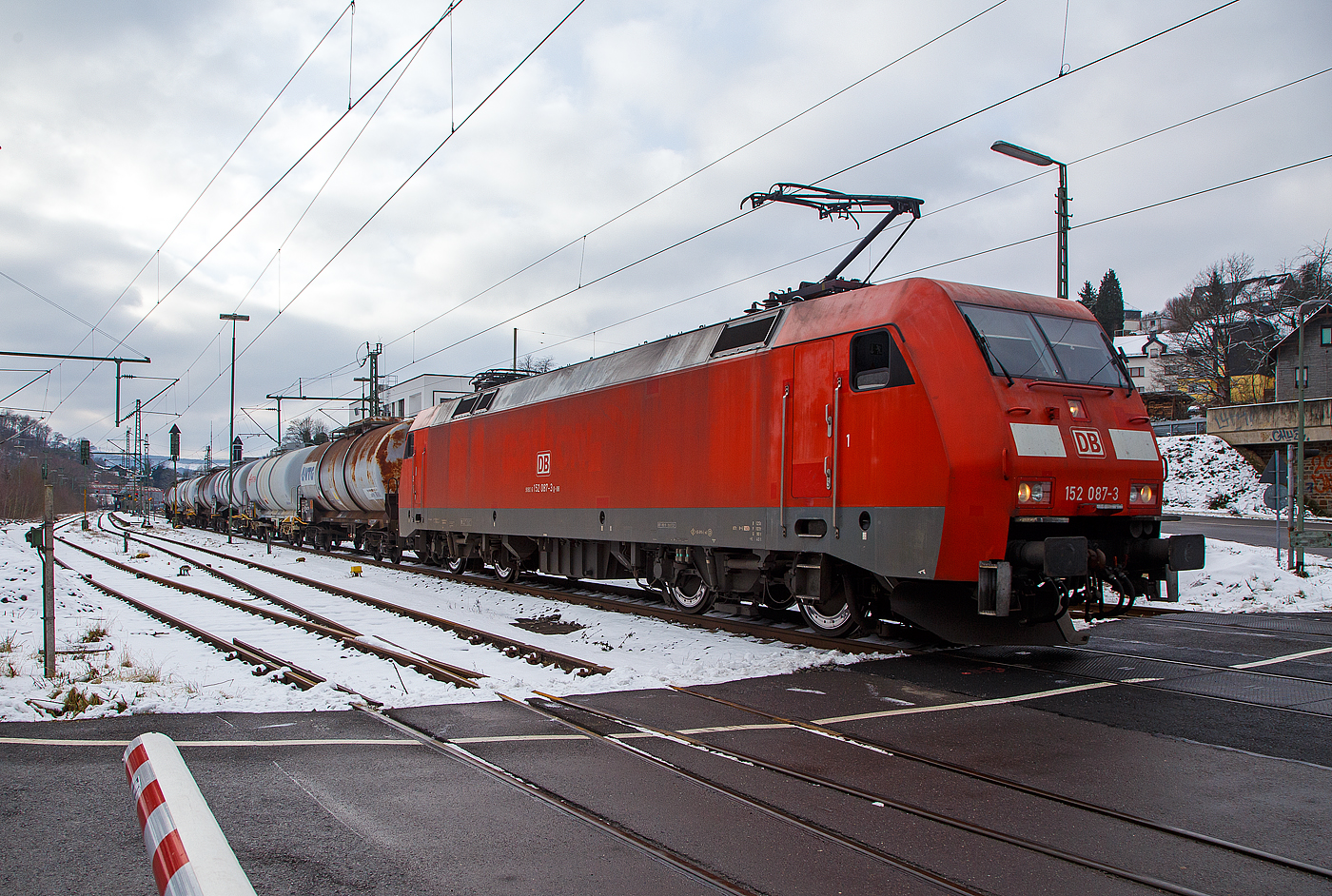 Die 152 087-3 (91 80 6152 087-3 D-DB) der DB Cargo AG fährt am 21.01.2023 mit einem Ethylendichlorid (Gefahrgut-Nr. 336/1184) beladenen Kesselwagenzug durch Niederschelden (Sieg) in Richtung Siegen.

Die Siemens ES64F wurde 2000 noch von Krauss-Maffei in München-Allach unter der Fabriknummer 20214 gebaut.