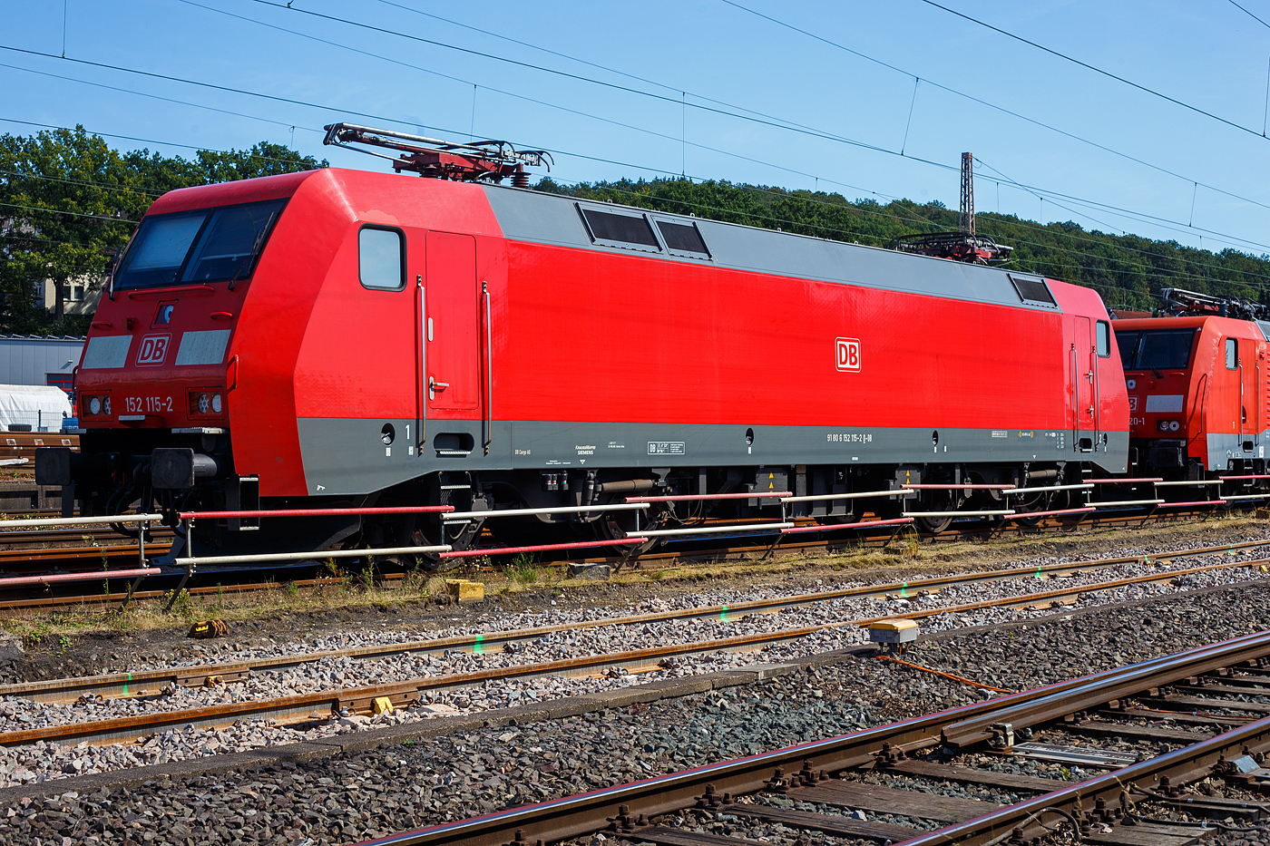 Die 152 115-2 (9180 6 152 115-2 D-DB) der DB Cargo AG ist am 07 September 2023 in der Abstellgruppe in Kreuztal angestellt.

Die Siemens ES64F wurde 2000 von Siemens/KraussMaffei in München-Allach unter der Fabriknummer 20242 gebaut.
