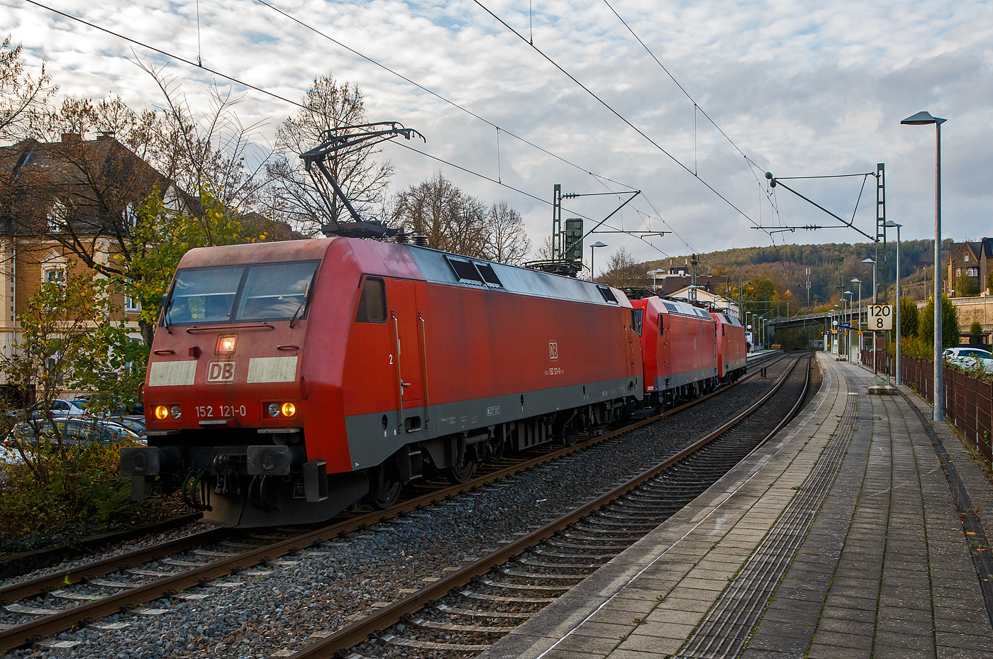 Die 152 121-0 mit den kalten 185 155-8 und 152 017-2 (alle drei von der DB Cargo) fahren am 05.11.2022 als Lokzug durch Kirchen (Sieg) in Richtung Köln. 