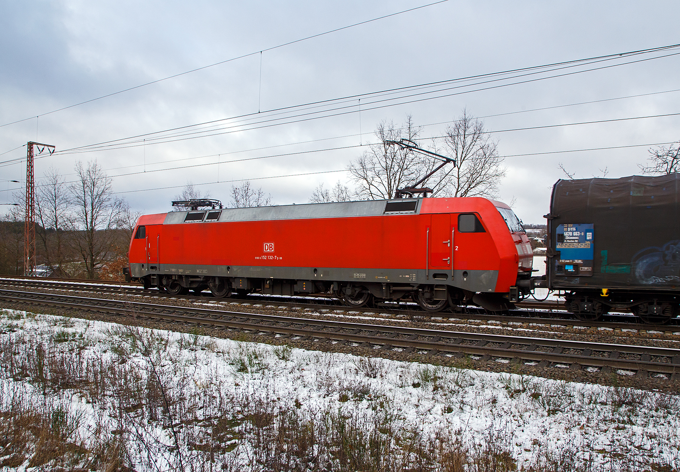Die 152 132-7 (91 80 6152 132-7 D-DB) der DB Cargo AG am 27.01.2023  mit einem gemischten Güterzug, auf der Dillstrecke (KBS 445), durch Rudersdorf (Kr. Siegen) in Richtung Siegen bzw. Kreuztal.

Die Siemens ES 64 F wurde 2000 von Siemens in München-Allach unter der Fabriknummer 20259 gebaut und an die DB Cargo geliefert.
