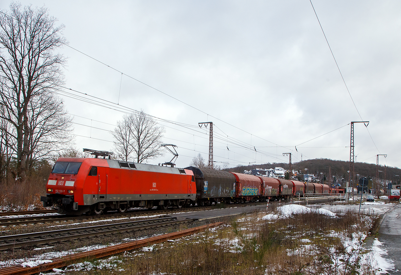 Die 152 132-7 (91 80 6152 132-7 D-DB) der DB Cargo AG am 27.01.2023  mit einem gemischten Gterzug, auf der Dillstrecke (KBS 445), durch Rudersdorf (Kr. Siegen) in Richtung Siegen bzw. Kreuztal.

Die Siemens ES 64 F wurde 2000 von Siemens in Mnchen-Allach unter der Fabriknummer 20259 gebaut und an die DB Cargo geliefert.
