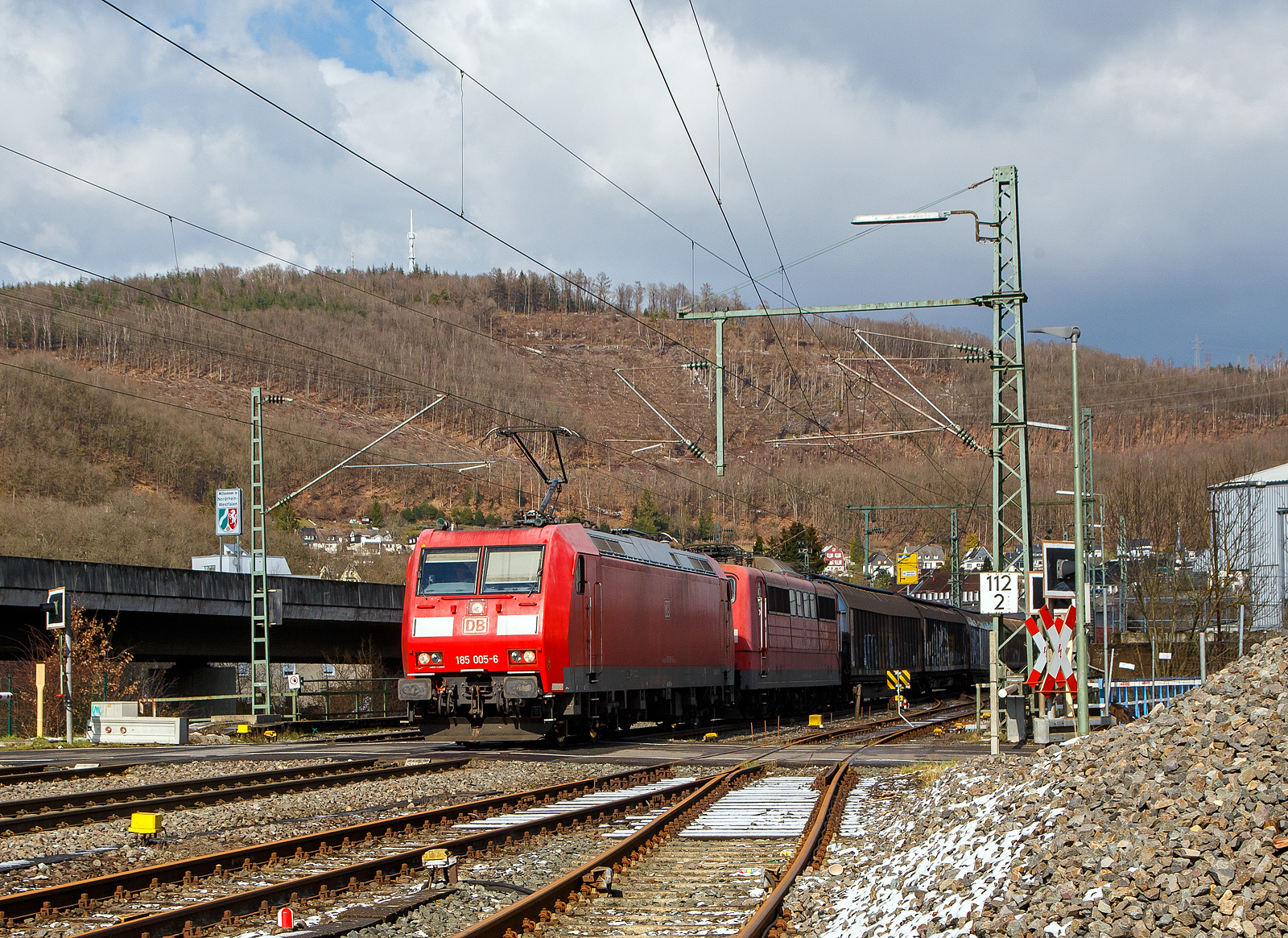 Die 185 005-6 (91 80 6185 005-6 D-DB) der DB Cargo AG fährt am 15.03.2023, mit der kalten an die DB Cargo vermieteten 151 049-4 (91 80 6151 049-4 D-Rpool) der Railpool und einem gemischten Güterzug, eigentlich auf dem falschen Richtungsgleis, durch Niederschelden (Sieg) in Richtung Köln. Gleichdrauf kam auch auf dem anderen Gleis LINT 41 der HLB (Hessische Landesbahn), der den Güterzug daduch überholen konnte.