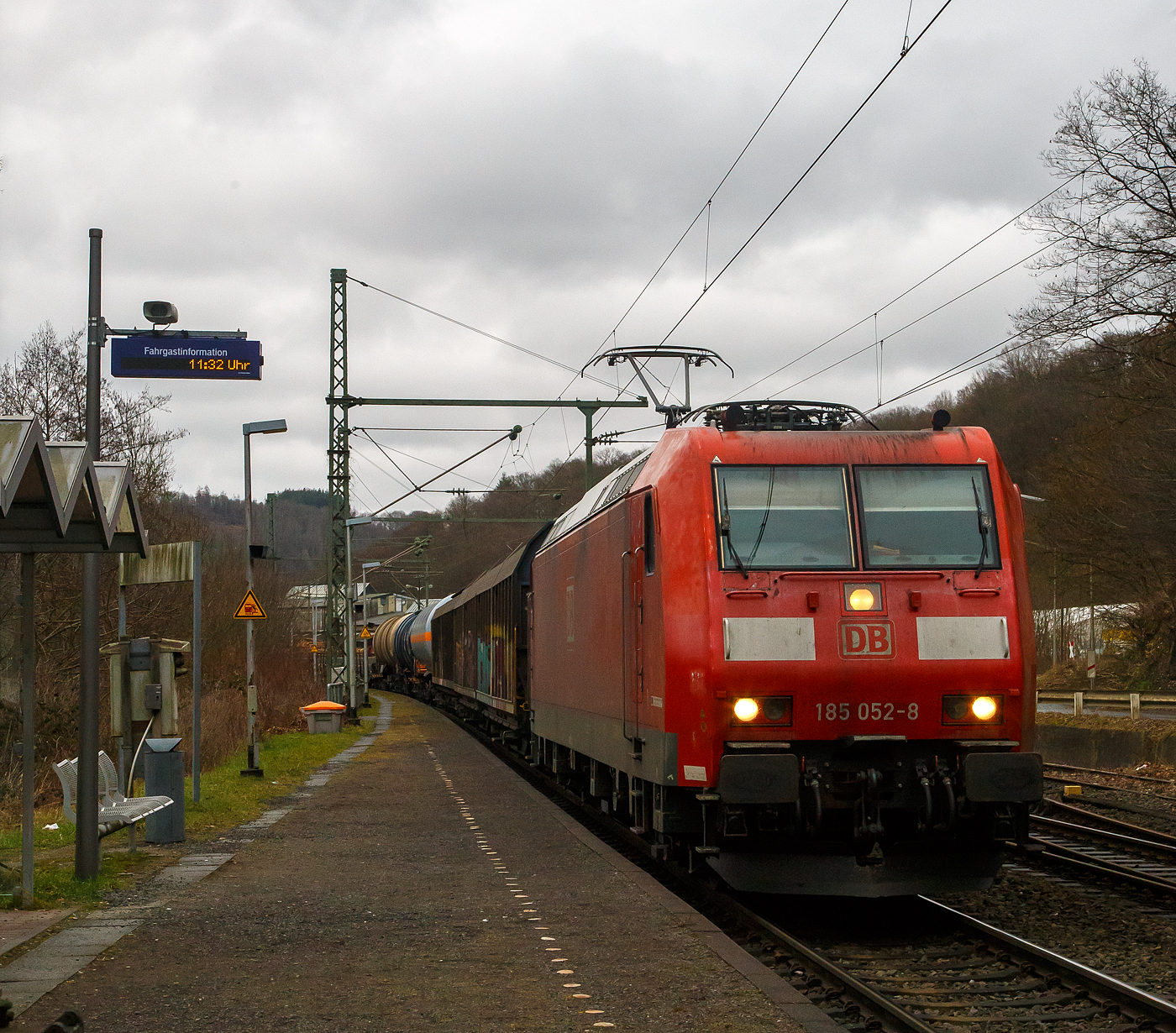 Die 185 052-8 (91 80 6185 052-8 D-DB) der DB Cargo AG fährt am 18.02.2023 mit einem gemischten Güterzug durch Scheuerfeld (Sieg) in Richtung Köln. 

Nochmal einen lieben Gruß an den sehr netten Lokführer zurück.

Die TRAXX F140 AC1 wurde 2002 von der Bombardier in Kassel unter der Fabriknummer 33459 gebaut.