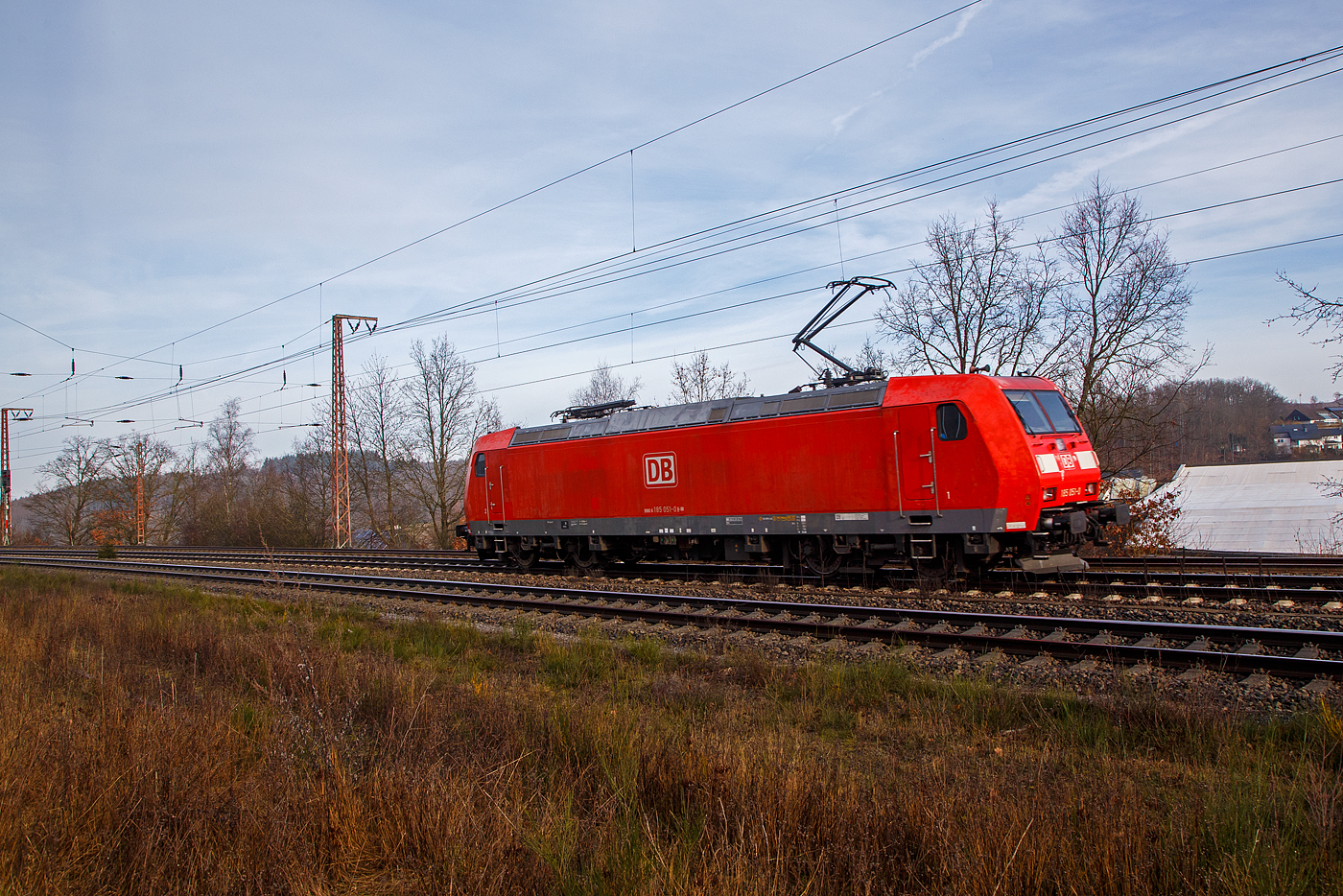 Die 185 052-8 (91 80 6185 052-8 D-DB) der DB Cargo AG fhrt am 22.02.2023 fhrt auf Tfzf (Triebfahrzeugfahrt) durch Rudersdorf (Kr. Siegen) in Richtung Kreuztal.

Die TRAXX F140 AC1 wurde 2001 von der Bombardier in Kassel unter der Fabriknummer 33457 gebaut.