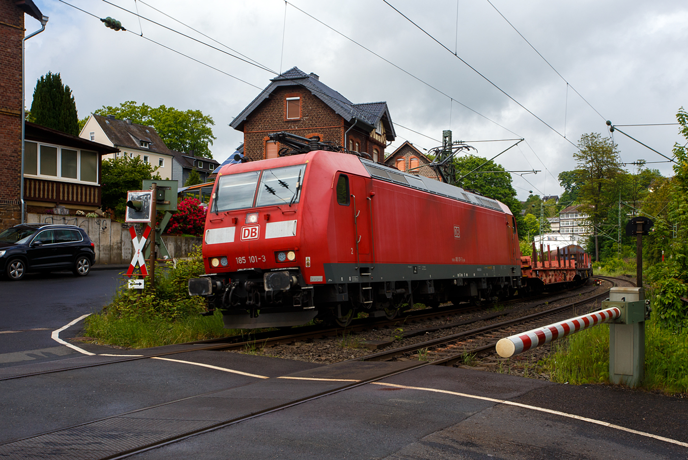 Die 185 101-3 (91 80 6185 101-3 D-DB) der DB Cargo AG f�hrt am 20 Mai 2026 mit einem gemischten G�terzug durch Kirchen/Sieg in Richtung K�ln. 

Die TRAXX F140 AC1 wurde 2002 von der Bombardier Transportation GmbH in Kassel unter der Fabriknummer 33526 gebaut. Man kann es auch an den vier Stromabnehmern erkennen, die Lok hat die Zulassung f�r Deutschland und die Schweiz (D/CH), daf�r ist sie auch mit ETCS ausger�stet. 
