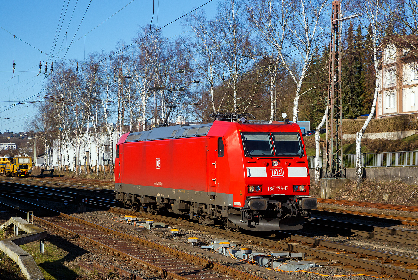 Die 185 176-6 (91 80 6185 176-5 D-DB) der DB Cargo Deutschland AG fährt am 13.02.2023 in Kreuztal aus der Abstellgruppe zum Rangierbahnhof.

Die TRAXX F140 AC wurde 2004 bei Bombardier in Kassel unter der Fabriknummer 33658 gebaut.