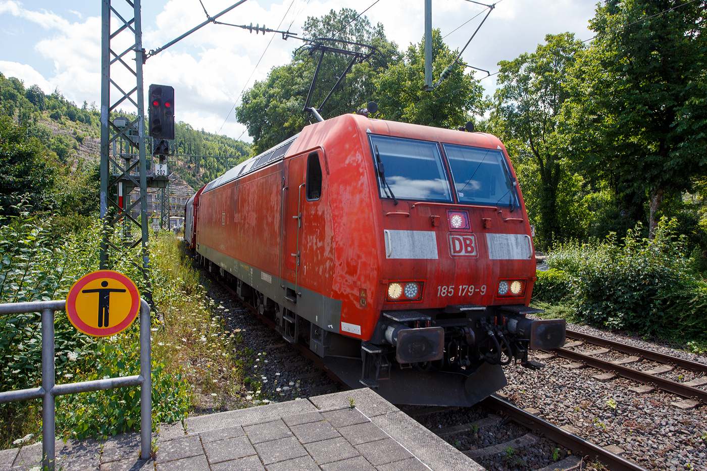 Die 185 179-9 (91 80 6185 179-9 D-DB) der DB Cargo Deutschland AG fährt am 16 Juli 2025 mit einem gemischten Güterzug durch den Bahnhof Kirchen/Sieg in Richtung Siegen. 

Die TRAXX F140 AC1 wurde 2004 von Bombardier in Kassel unter der Fabriknummer 33662 gebaut.