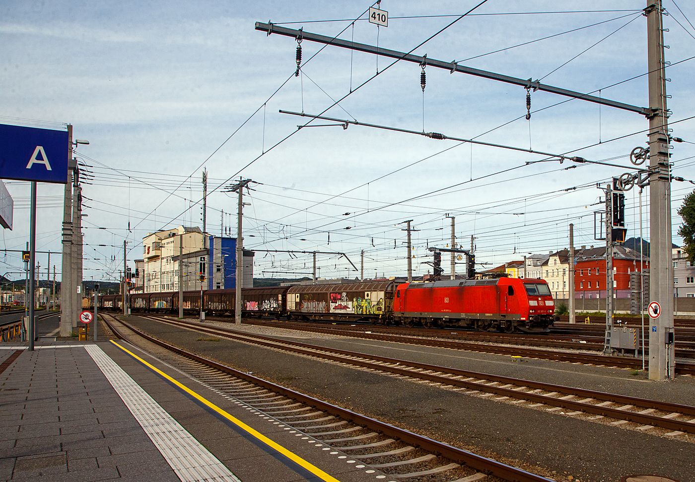 Die 185 185-6 (91 80 6185 185-6 D-DB) der DB Cargo fhrt am 12.09.2022 mit einem gemischten Gterzug durch den Hbf Salzburg in Richtung Deutschland.

Die TRAXX F140 AC wurde 2004 bei Bombardier in Kassel unter der Fabriknummer 33669 gebaut. 

