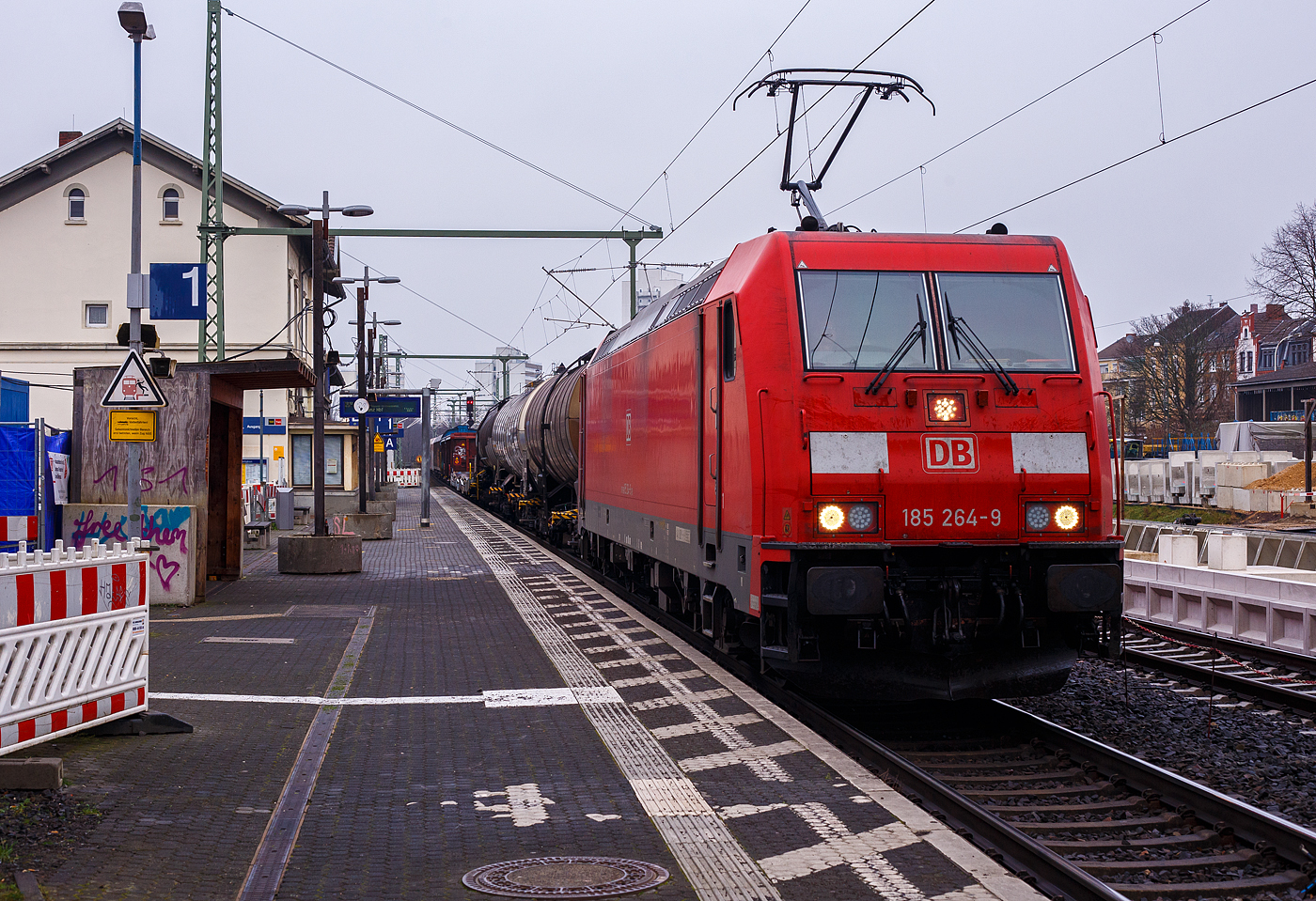 Die 185 264-9 (91 80 6185 264-9 D-DB) der DB Cargo AG fährt am 30 Dezember 2024 mit einem gemischten Güterzug durch den Bahnhof Bonn-Beuel in südlicher Richtung. 

Was war der Bahnhof Bonn-Beuel mal ein schöner Bahnhof, wie man gut sieht hat er schwer gelitten. Vieleicht wird er mal wieder schöner, wenn endlich die neuen S-Bahn Gleise fertiggestellt sind. 