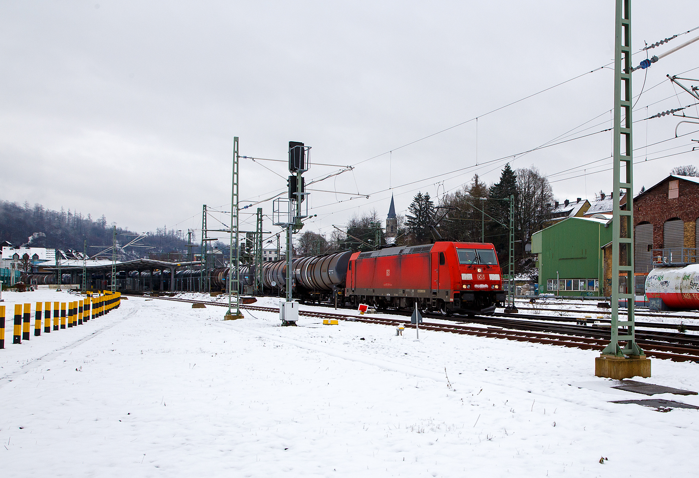 Die 185 287-9  (91 80 6185 283-9 D-DB) fährt am 08.03.2023, mit einem Kesselwagenzug (Ladegut laut Gefahrgutkennzeichnung nicht genau genannte Erdöldestillate bzw. Erdölprodukte), durch Betzdorf (Sieg) in Richtung Köln.

Die TRAXX F 140 AC2 wurde 2006 von der Bombardier Transportation GmbH in Kassel unter der Fabriknummer 34146 gebaut.
