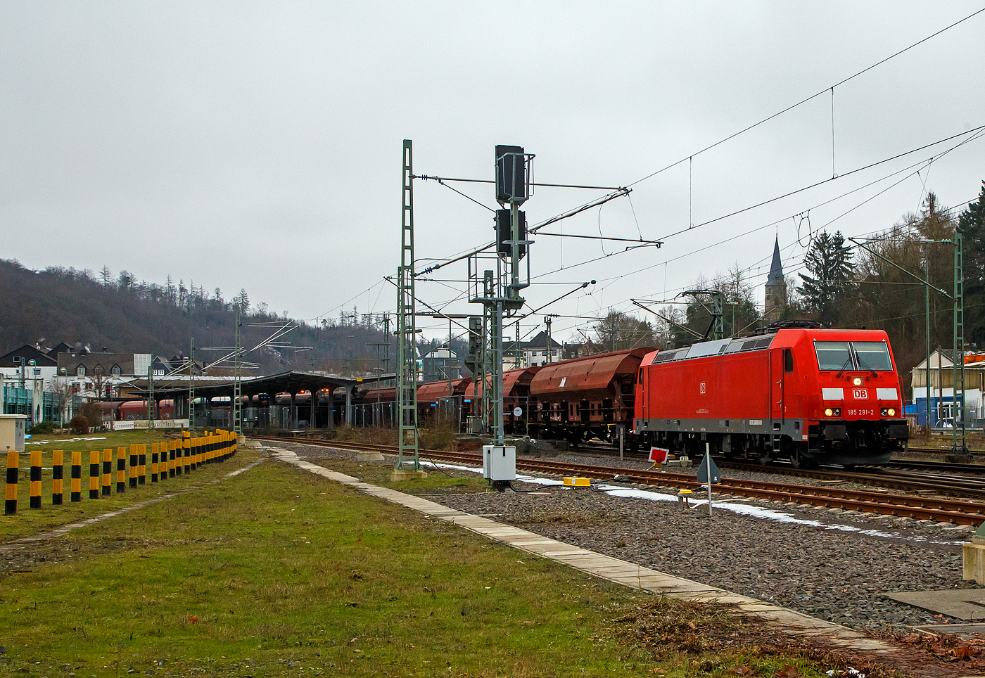 Die 185 291-2 (91 80 6185 291-2 D-DB) der DB Cargo Deutschland AG fährt am 25.01.2023 mit einem gem. Güterzug durch Betzdorf (Sieg) in Richtung Köln.

Die TRAXX F140 AC 2 wurde 2007 bei Bombardier in Kassel unter der Fabriknummer 34154 gebaut.
