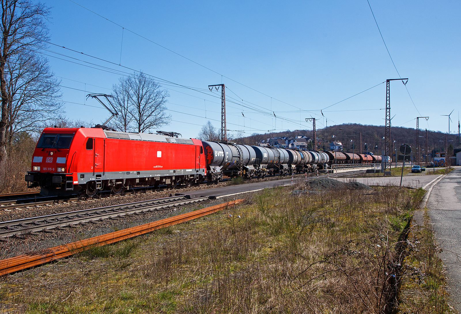 Die 185 315-9 (91 80 6185 315-9 D-DB) der DB Cargo AG fährt am 04.04.2023 mit einem gemischten Güterzug durch Rudersdorf (Kreis Siegen) in Richtung Kreuztal.

Die TRAXX F140 AC2 wurde 2007 von Bombardier in Kassel unter der Fabriknummer 34183 gebaut.
