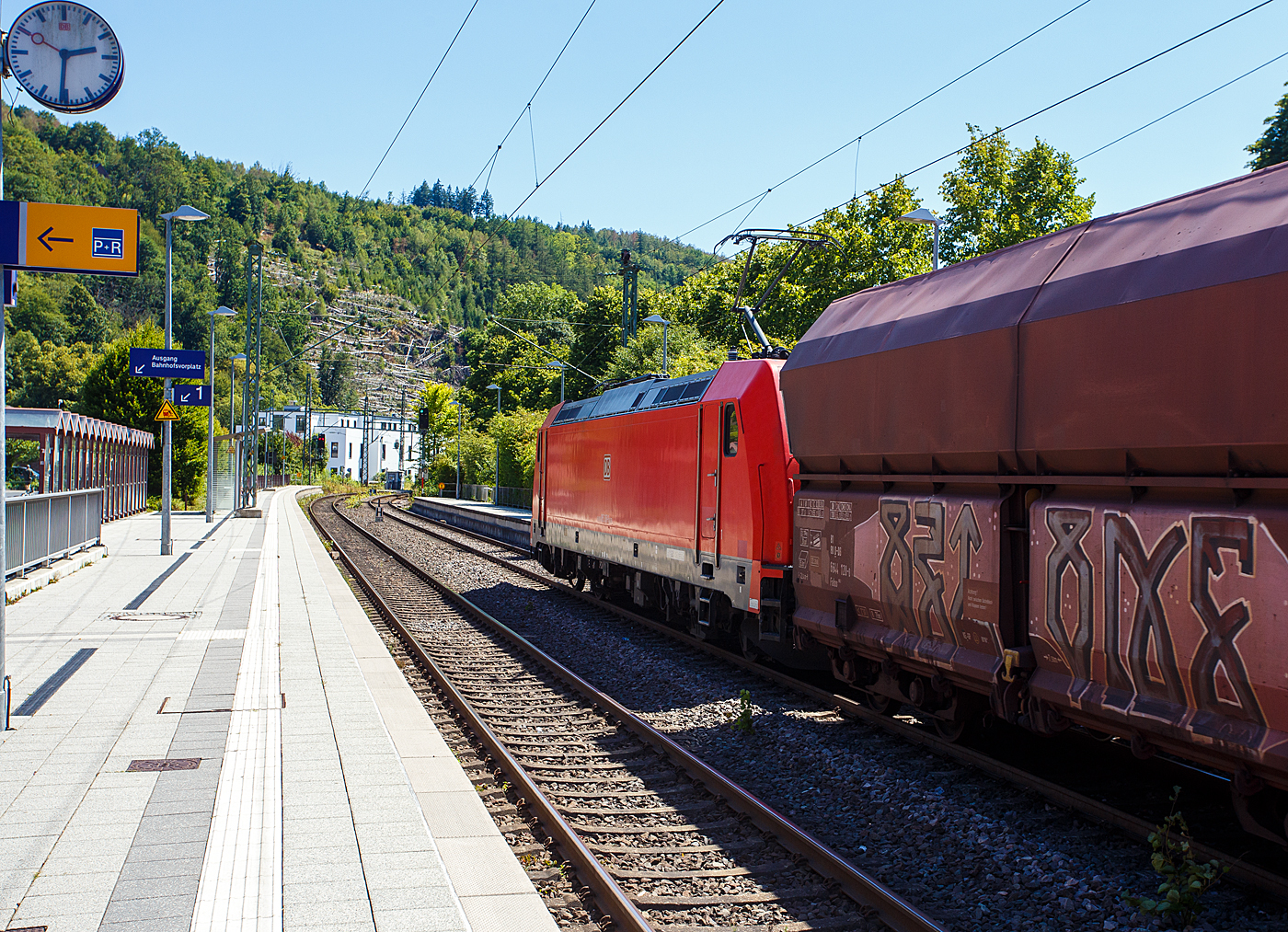Die 185 315-9 (91 80 6185 315-9 D-DB) der DB Cargo AG f�hrt am 28 Juli 2026 mit einem Kohlezug durch Kirchen (Sieg) in Richtung K�ln. Der Zug besatnd aus vierachsigen offenen Sch�ttgutwagen mit schlagartiger Schwerkraftentladung und hydraulischem Klappenverschlusssystem der Gattung Falns.

Die TRAXX F140 AC2 wurde 2007 von Bombardier in Kassel unter der Fabriknummer 34183 gebaut.

Nachmals einen Gru� an den netten Lokf�hrer zur�ck. 