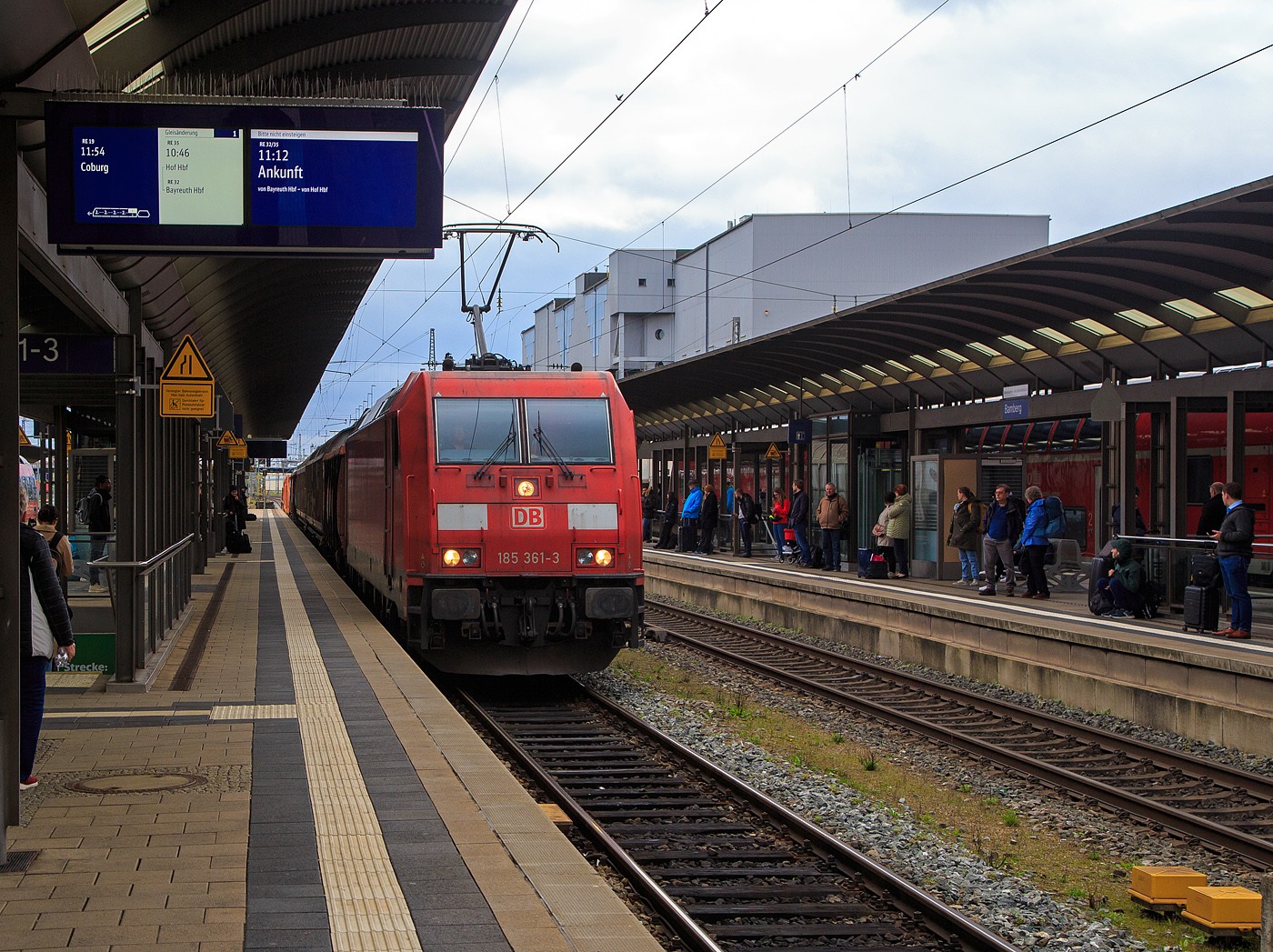 Die 185 361-3 (91 80 6185 361-3 D-DB) der DB Cargo AG fährt am 27.04.2023  mit einem gemischten Güterzug durch den Bahnhof Bamberg.

Die TRAXX F140 AC2 wurde 2008 von Bombardier in Kassel unter der Fabriknummer 34280 gebaut.