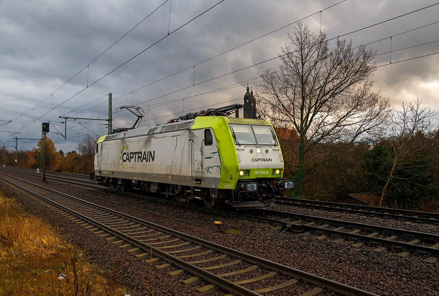 Die 185 542-8 (91 80 6185 542-8 D-ITL) der CAPTRAIN Deutschland GmbH / ITL Eisenbahngesellschaft mbH fährt am Nachmittag des 07.12.2022 als Lz (Lokzug/Triebfahrzeugfahrt) durch Dresden-Strehlen in Richtung Dresden.

Die TRAXX F140 AC1 wurde 2005 von Bombardier in Kassel gebaut. Sie hat die Zulassungen für Deutschland, Österreich und die Schweiz (D/A/CH).

